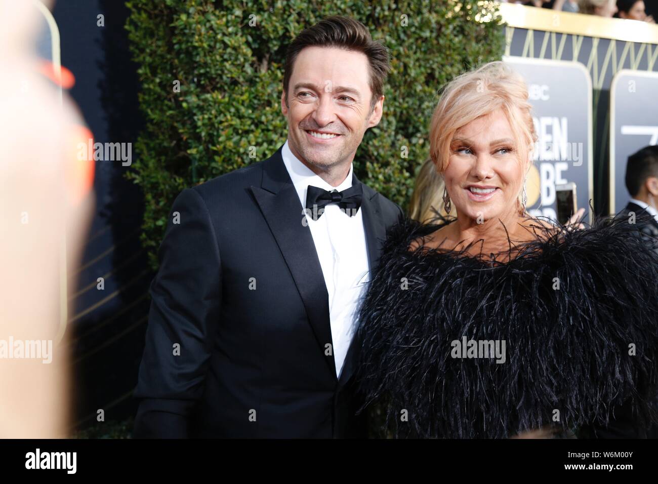 Australischen Schauspieler Hugh Jackman, Links, und seine Frau Deborra - lee Furness ankommen auf dem roten Teppich für die 75 Golden Globe Awards in Los Angeles Califo Stockfoto