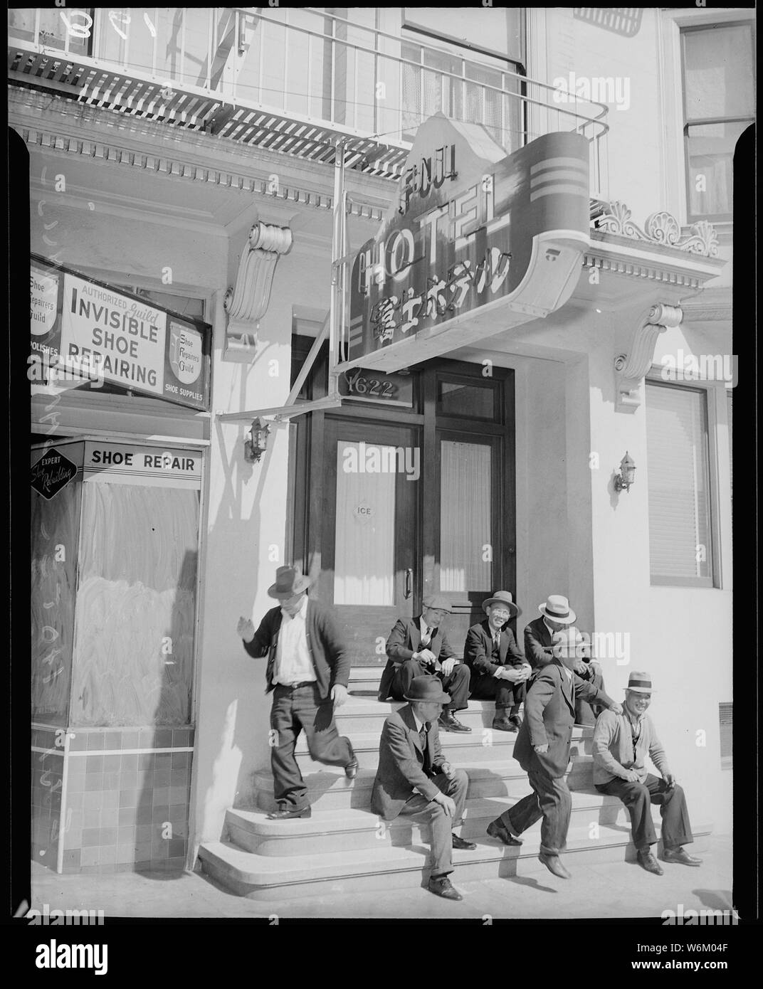 San Francisco, Kalifornien. Szene auf dem Fuji Hotel vor der Evakuierung der Bewohner der Japanischen ancestr. . .; Umfang und Inhalt: Der vollständige Titel für dieses Foto lautet: San Francisco, Kalifornien. Szene auf dem Fuji Hotel vor der Evakuierung der Bewohner des japanischen Vorfahren aus diesem Bereich. Stockfoto