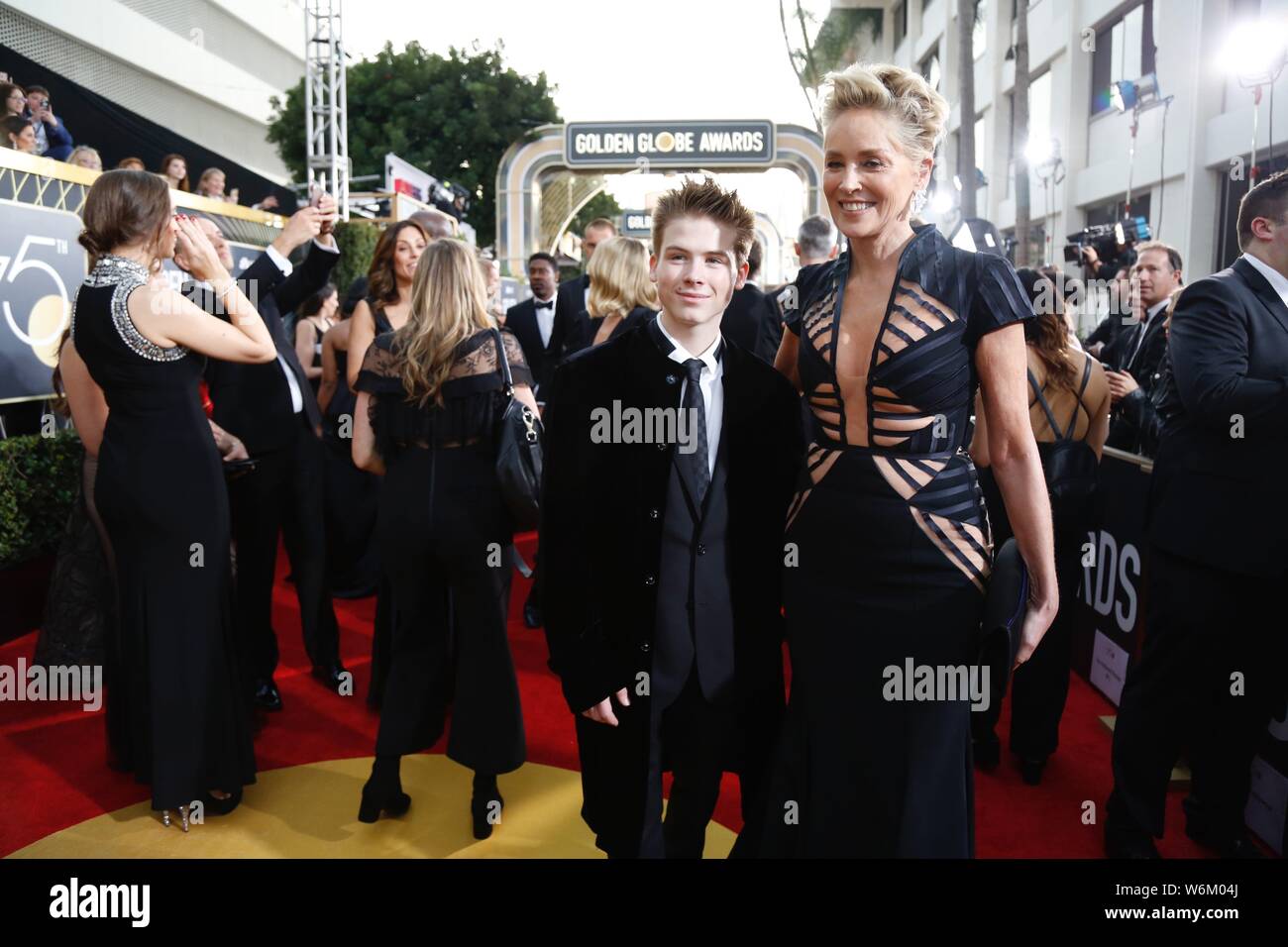 Die amerikanische Schauspielerin Sharon Stone, rechts, und ihr Sohn Roan Joseph Bronstein ankommen auf dem roten Teppich für die 75 Golden Globe Awards in Los Angeles, Kalifornien Stockfoto