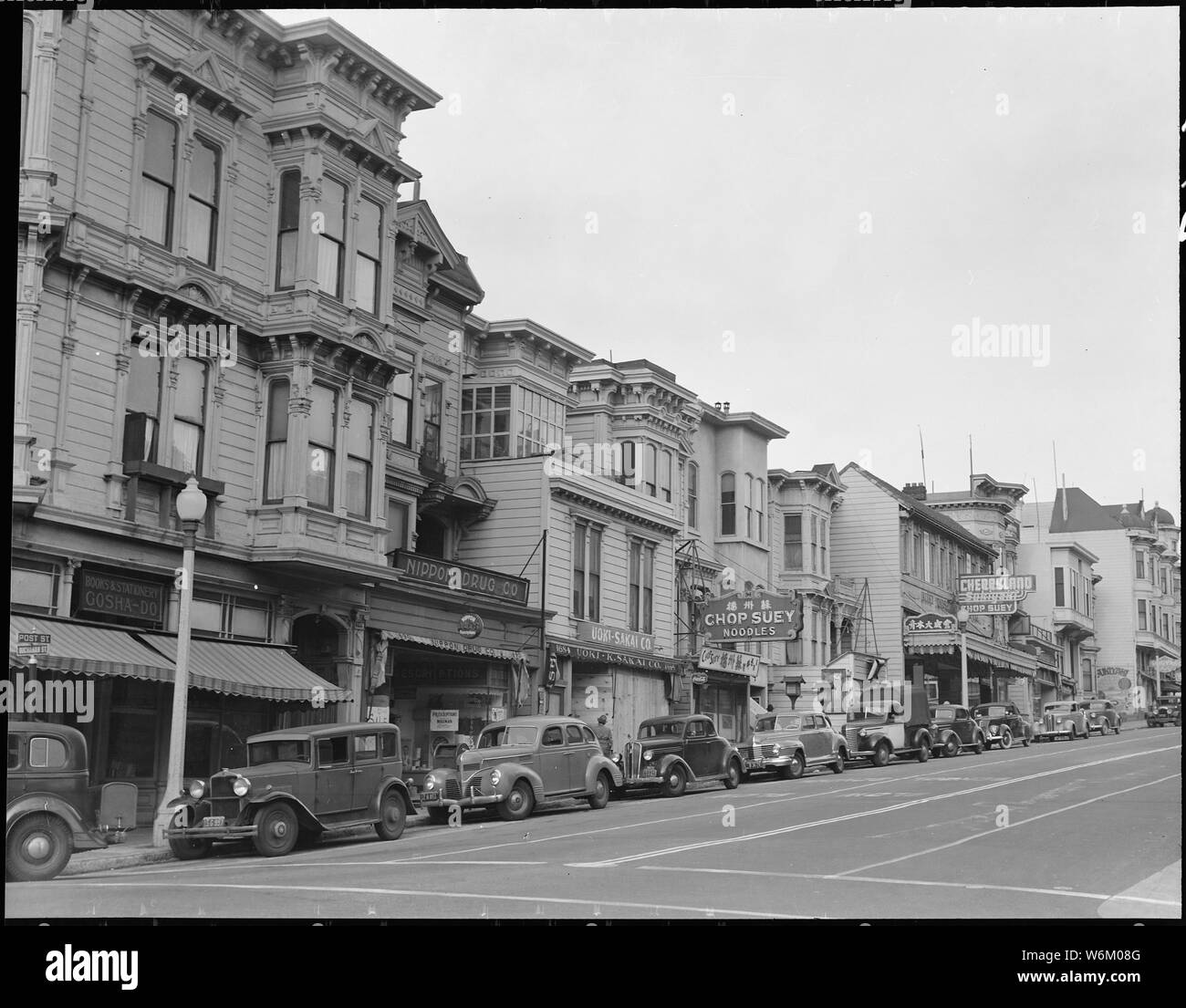 San Francisco, Kalifornien. Blick auf Business District auf der Post Street in der Nachbarschaft von res belegt. . .; Umfang und Inhalt: Der vollständige Titel für dieses Foto lautet: San Francisco, Kalifornien. Blick auf Business District auf der Post Street in der Nachbarschaft, die von Gebietsansässigen des japanischen Vorfahren belegt, vor der Evakuierung. Umsiedler wird in War Relocation Authority Zentren für die Dauer untergebracht werden. Stockfoto