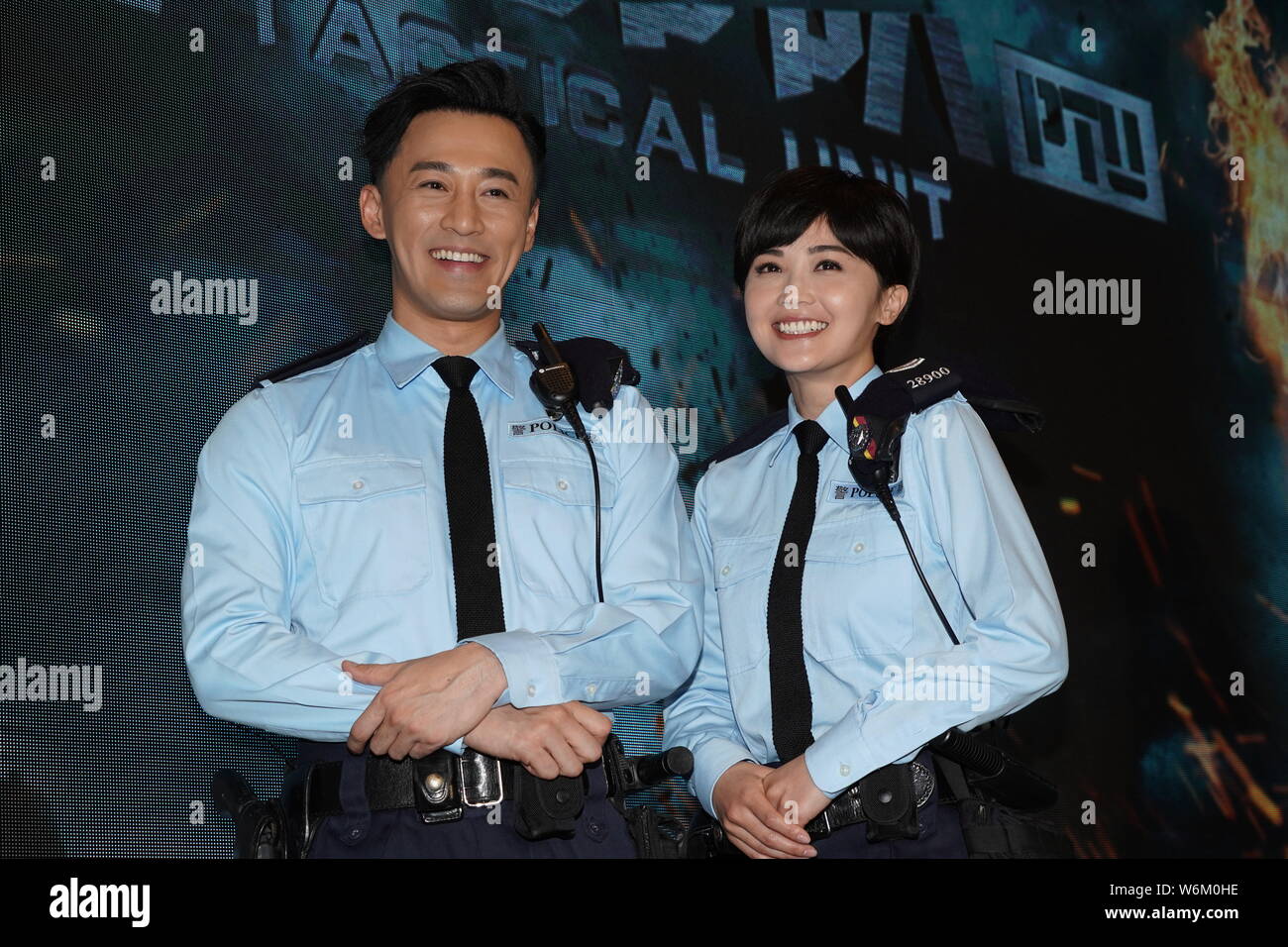 Hong Kong Sänger und Schauspieler Raymond Lam, Links, und Schauspielerin Charlene Choi Hong Kong Pop Duo Zwillinge nehmen an einer Pressekonferenz für neue TV-Serie "Airport Stockfoto