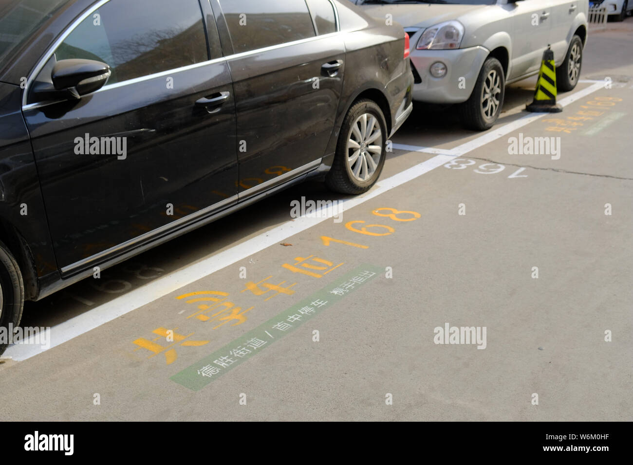 Autos sind auf gemeinsam genutzten Parkplätze von einem Versuch Parkplatz geparkt - Raum sharing Projekt an der Huangsi 24 Gemeinschaft auf Desheng Straße in Xicheng District, B Stockfoto
