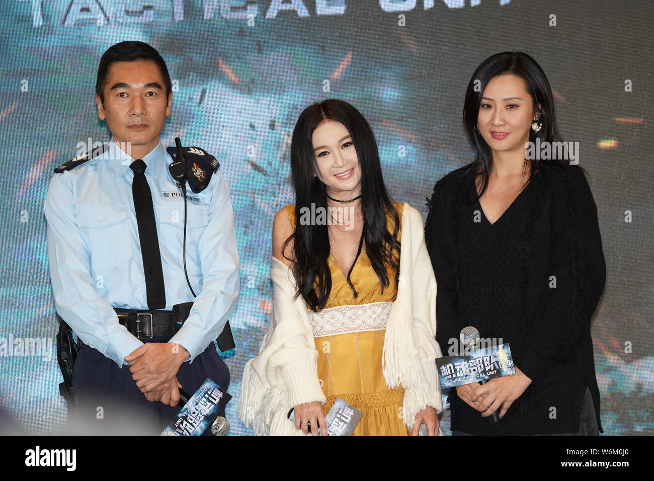 Hong Kong Schauspieler Alex Fong, Links, und Schauspielerin Irene Wan, Mitte, nehmen an einer Pressekonferenz für neue TV-Serie "Polizei taktische Einheit' (PTU) in Hongkong Stockfoto