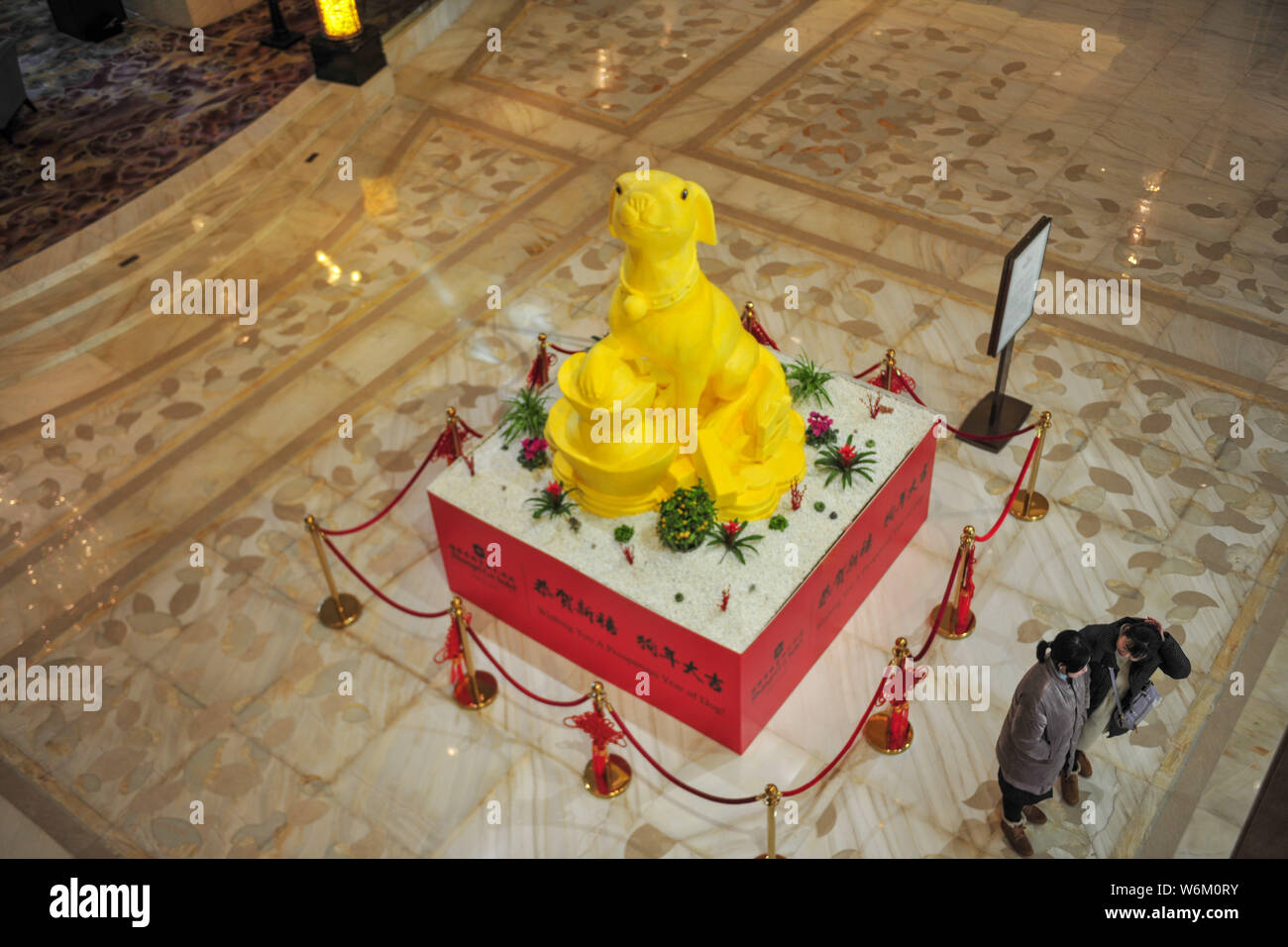 Ein Hund - geformte Butter statue erstellt das Chinesische Neue Jahr 2018, das Jahr des Hundes im chinesischen Mondkalender, ist auf Anzeige an ein Hotel, in dem ich Stockfoto