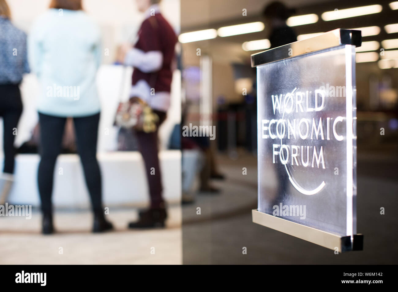 Ein Logo ist im Vorfeld des 48th World Economic Forum (WEF) Jahrestagung in Davos, Schweiz, 22. Januar 2018. Davos, das Hosting ist weltweit Stockfoto Ein Logo ist im Vorfeld des 48th World Economic Forum (WEF) Jahrestagung in Davos, Schweiz, 22. Januar 2018. Davos, das Hosting ist weltweit Stockfoto