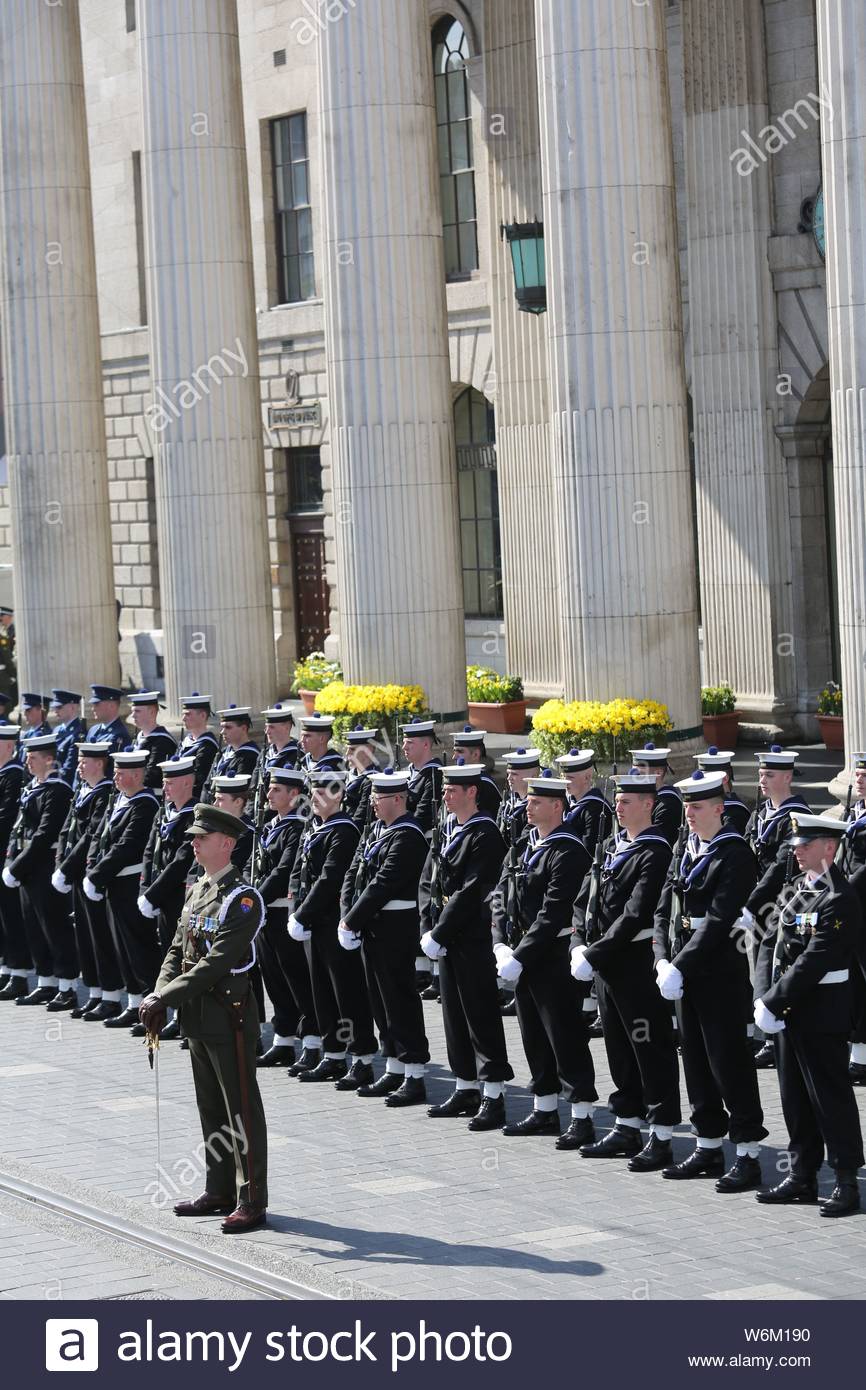 Eine militärische Parade hat in Dublin statt der 1916 Steigende zu gedenken. Präsident Michael D Higgins führen einen Kranz vor dem GPO der Gebäude Stockfoto