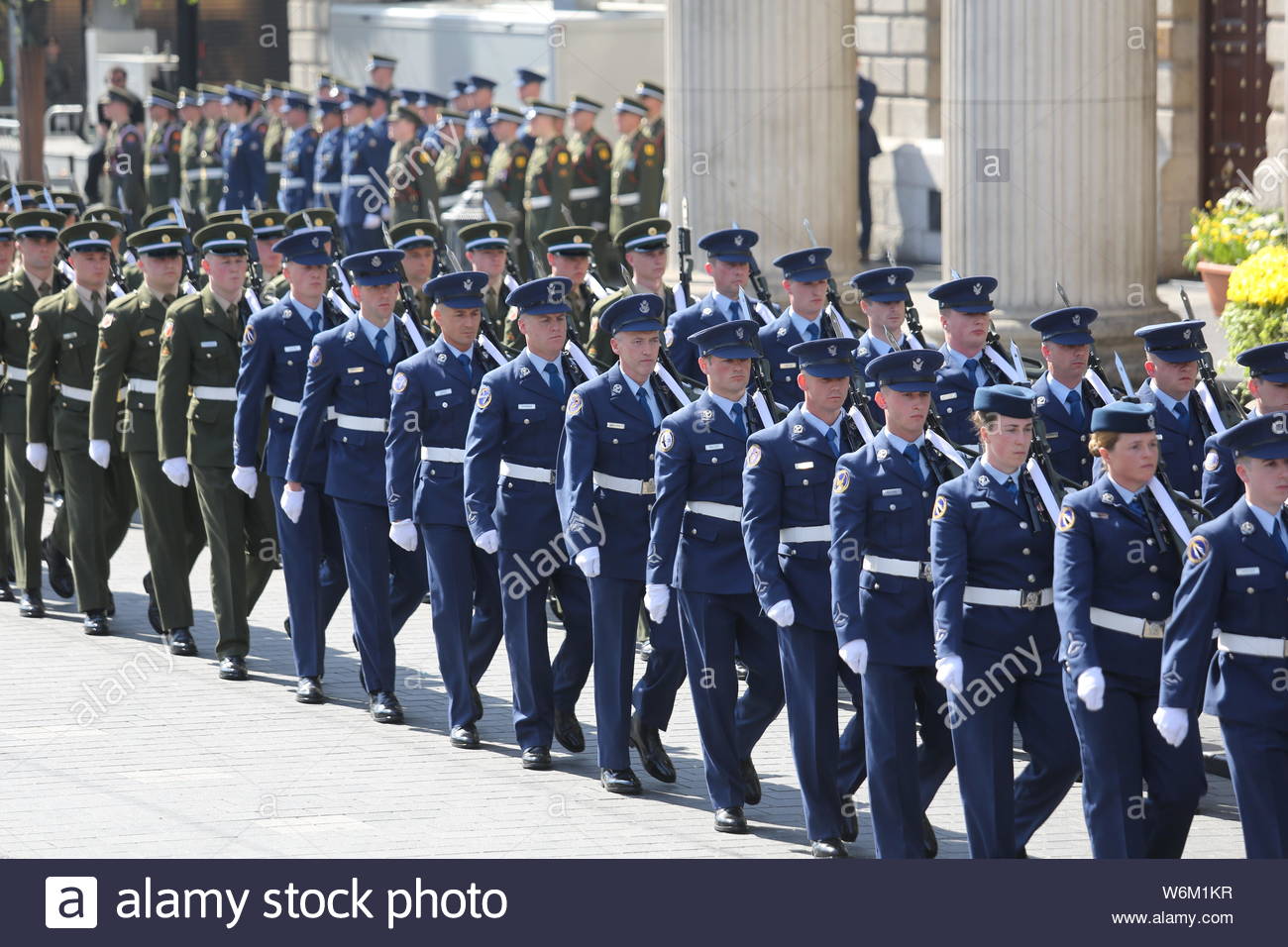 Eine militärische Parade hat in Dublin statt der 1916 Steigende zu gedenken. Präsident Michael D Higgins führen einen Kranz vor dem GPO der Gebäude Stockfoto