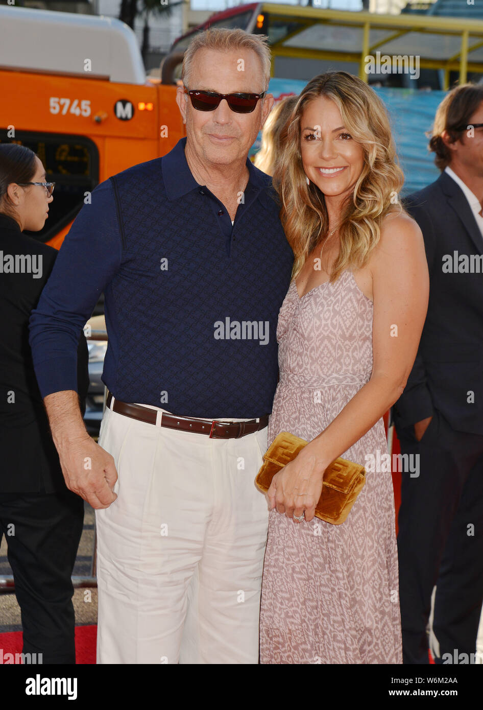 Los Angeles, USA. 02 Aug, 2019. Kevin Costner, Christine Baumgartner 192 die Premiere von Twentieth Century Fox's "Die Kunst nimmt an der Rennen im Regen" am El Capitan Theatre am August 01, 2019 in Los Angeles, Kalifornien Quelle: Tsuni/USA/Alamy leben Nachrichten Stockfoto