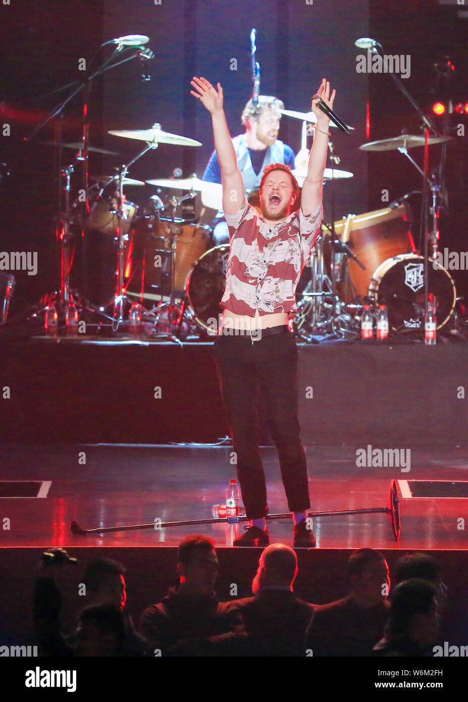 Us-amerikanischer Sänger und Songwriter Daniel Kolter Reynolds (Dan Reynolds), der Sänger der amerikanischen Rock Band Drachen vorstellen, der während der Band Stockfoto