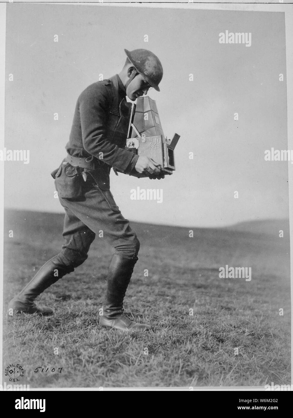 Leutnant Paul Wehr Cloud, noch Fahrer, fotografische Einheit mit 89th Division. In der Nähe von Kyllburg, Deutschland., 16.01.1919; Allgemeine Hinweise: Verwenden Sie Krieg und Konflikt Nummer 607 bei der Bestellung eine Reproduktion oder Anforderung von Informationen zu diesem Bild. Stockfoto