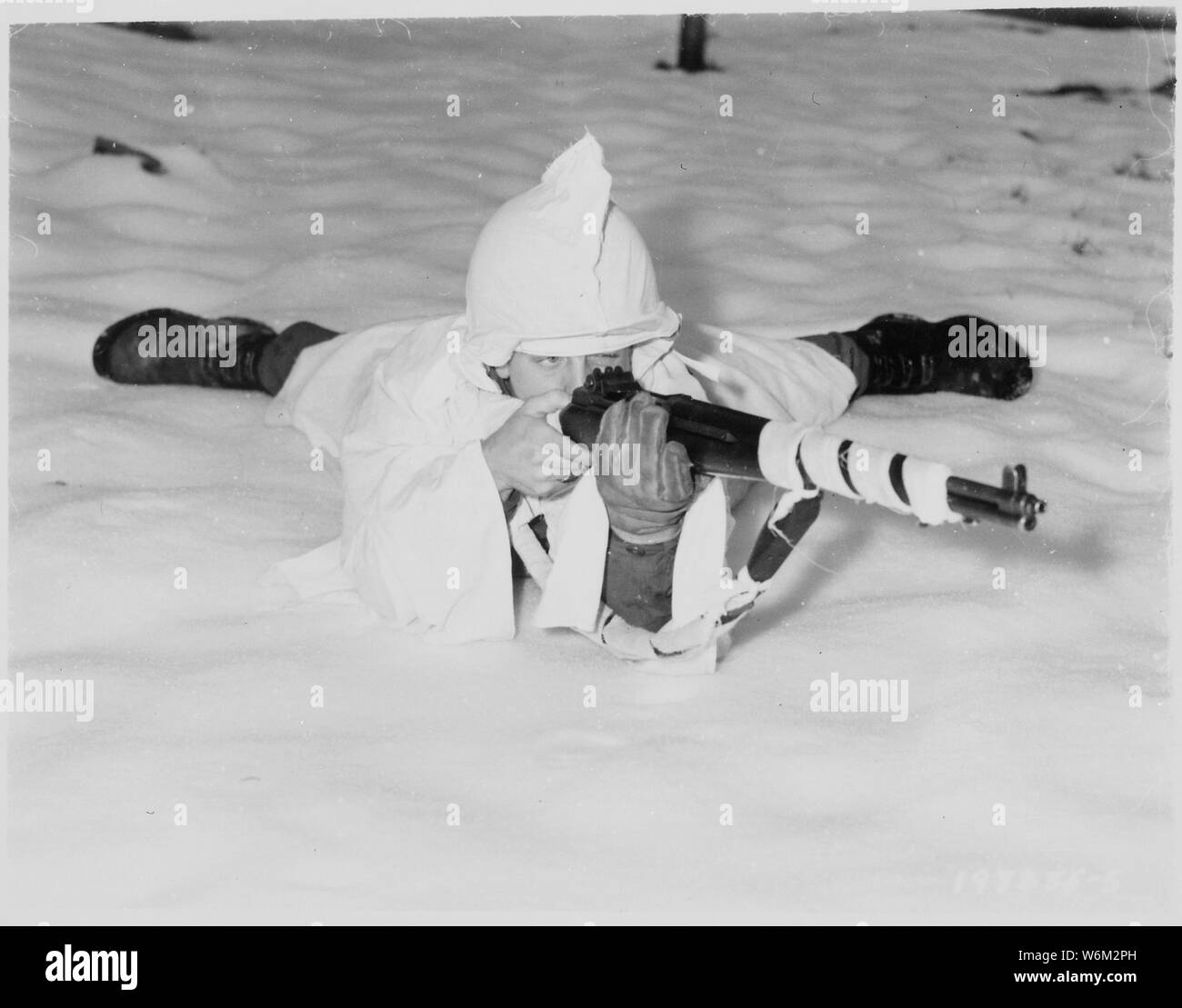 Sergeant. [Oder Tec4] Marvin E. Eans, jr., zeigt die neue Schnee Cape durch die ersten US-Armee Infanteristen im Schnee-bedeckten Gebieten in Belgien. Weißen Lappen sind um sein Gewehr für zusätzliche Camouflage gehüllt. St. Vith.; Allgemeine Hinweise: Verwenden Sie Krieg und Konflikt Nummer 1069 bei der Bestellung eine Reproduktion oder Anforderung von Informationen zu diesem Bild. Stockfoto