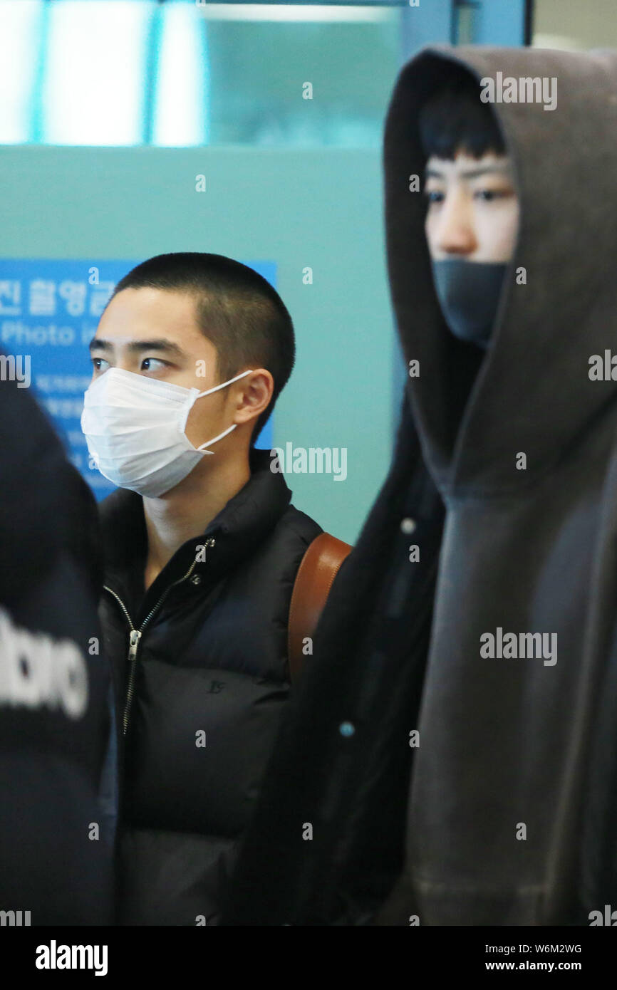 Mitglieder der Koreanischen Boy Group EXO Ankunft am Flughafen in Seoul, Südkorea, 25. Dezember 2017. Stockfoto