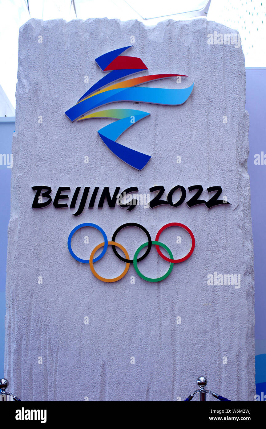 Blick auf das offizielle Emblem der Beijing 2022 Olympischen Winterspiele auf Anzeige an der Beijing National Aquatics Center, auch als das Wasser Cube bekannt, Stockfoto