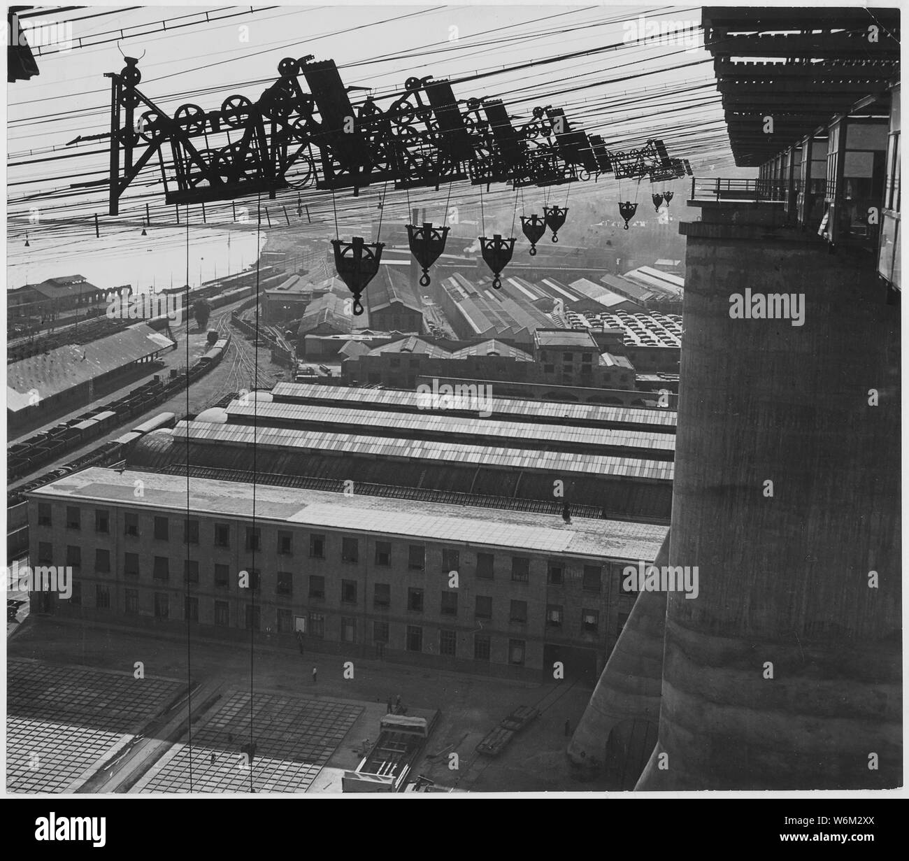 Sestri, Italien. Foto zeigt den Leerlauf Werften der Ansaldo San Giorgio Schiffbauunternehmen von Sestri, in der Nähe von Genua; Umfang und Inhalt: Sestri, Italien. Foto zeigt den Leerlauf Werften der Ansaldo San Giorgio Schiffbauunternehmen von Sestri, in der Nähe von Genua. 30 - drei 4-t Krane auf die 3 Hellinge in diesem modernen und effizienten Werft lag im Leerlauf für Mangel an Aufträgen. Maximale producition ist zwischen 70.000 und 100.000 Tonnen pro Jahr. Das Handelsschiff vor kurzem gestartet und jetzt eingebaut ist ein 25.000 Tonne Passagierschiff, die, wenn sie in 1952 beendete, Ply zwischen Genua und New York. Die Zahl Stockfoto
