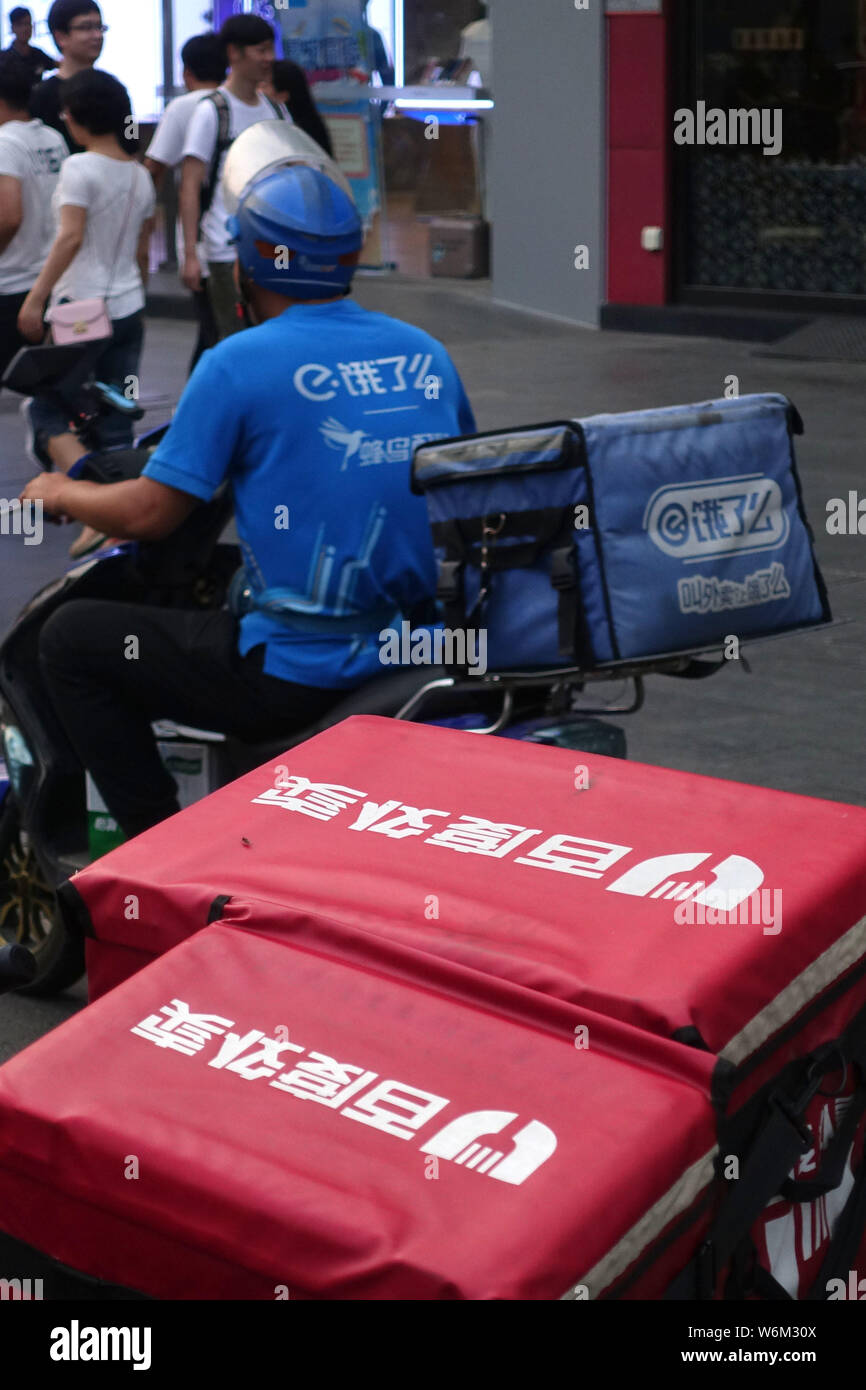 ---- Eine deliveryman der chinesischen Essen Firma Elé. Mich reitet Vergangenheit Motorroller der Chinesischen online Food Delivery unternehmen Baidu Waimai, das Essen lief Stockfoto