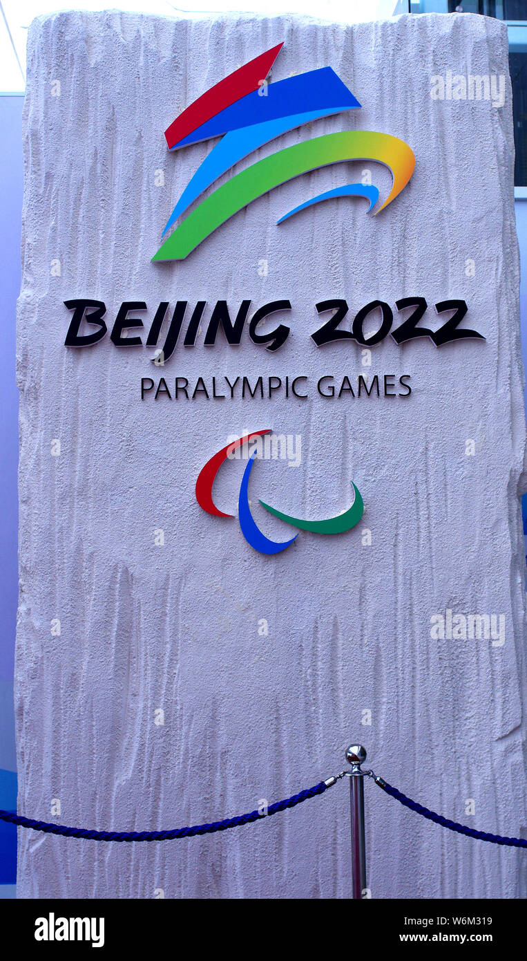 Blick auf das offizielle Emblem der Beijing 2022 Paralympische Winterspiele auf Anzeige an der Beijing National Aquatics Center, auch als das Wasser Cu bekannt Stockfoto