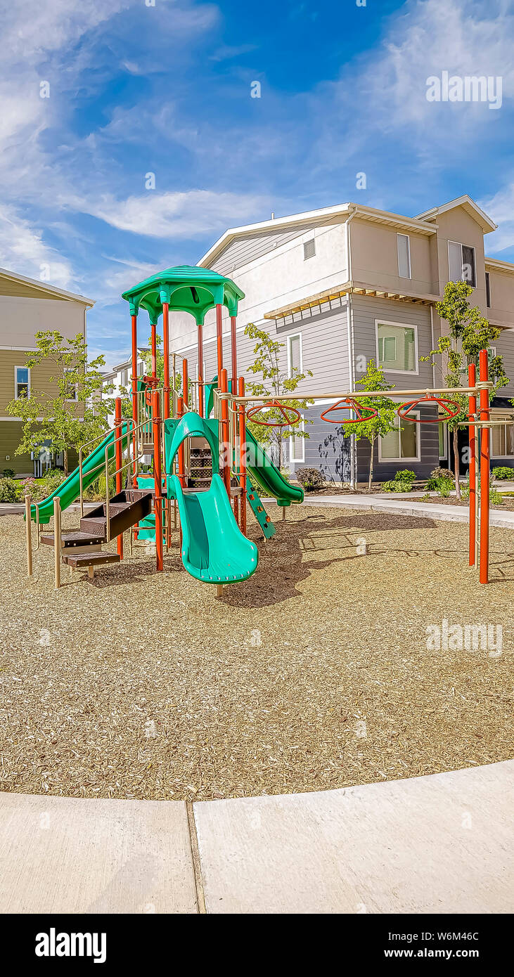 Vertikale rahmen Spielplatz, die von einer kreisförmigen Bahn und Bänke bei bewölktem Himmel umgeben Stockfoto