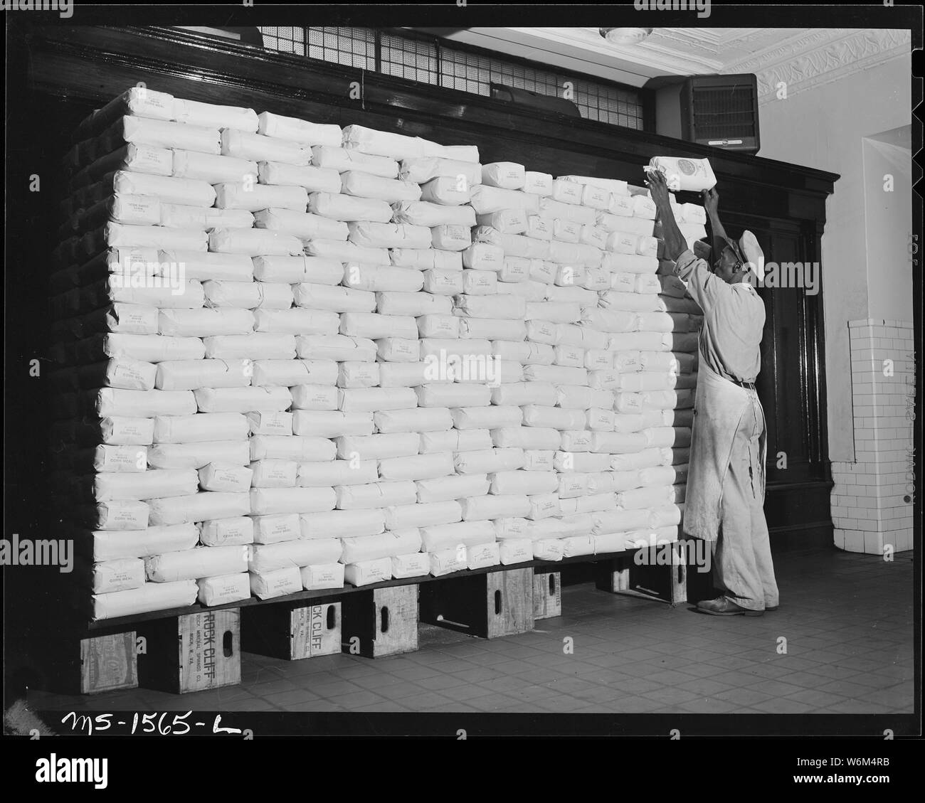 Stapelbare Säcke Mehl in der Tochtergesellschaft zu speichern. Dieser Speicher ist sauber und ordentlich. Us-Kohle und Koks Unternehmen, Gay Minen, Gary, McDowell County, West Virginia. Stockfoto