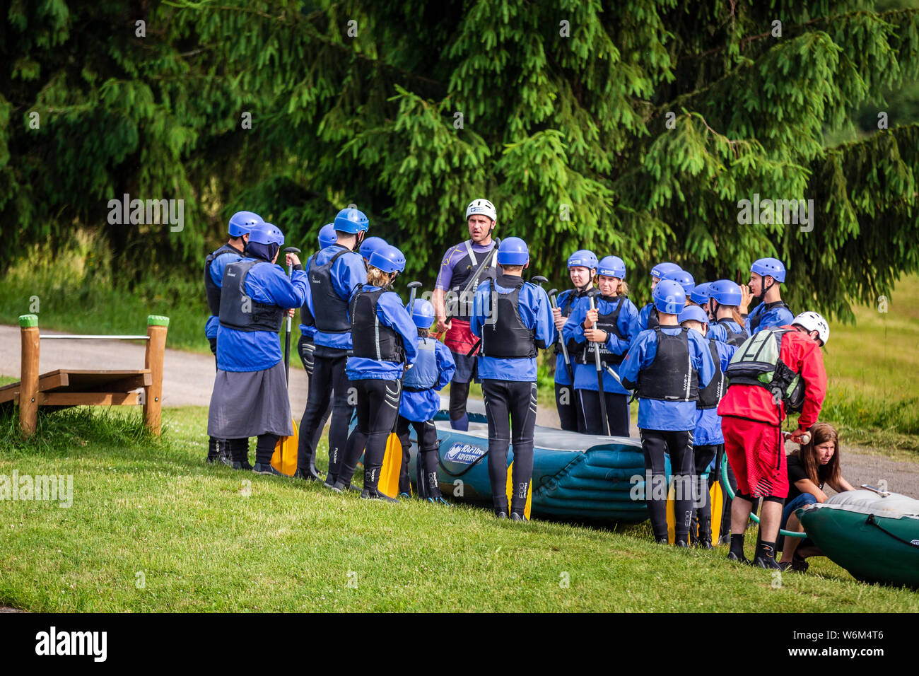 Liptovsky Mikulas/Slowakei - 22. Juni 2019: eine Gruppe von Leuten, die Anweisungen vor dem Rafting Stockfoto