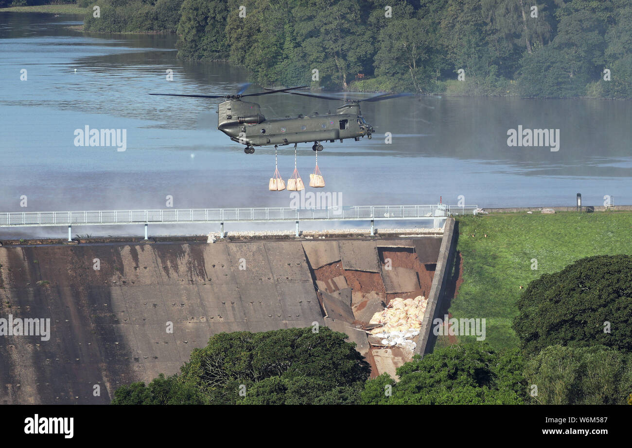 Ein RAF Chinook Hubschrauber fliegt in Sandsäcke, um zu helfen, die Staumauer von Toddbrook Behälter in der Nähe des Dorfes Whaley Bridge in Derbyshire Reparatur nach starken Regenfällen beschädigt wurde. Stockfoto