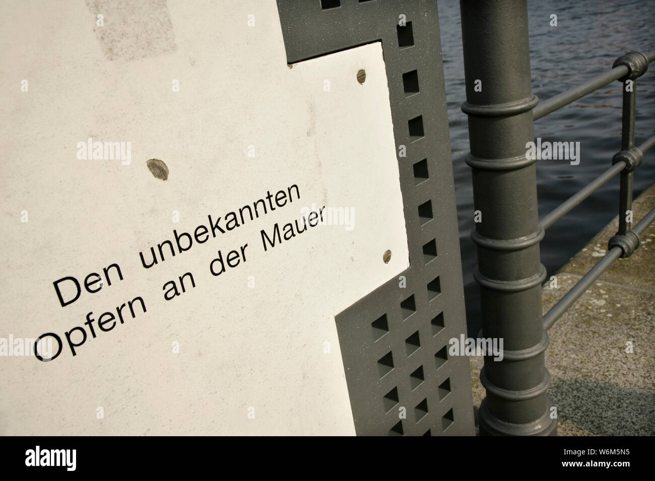 Denkmal für die unbekannten Opfer getötet beim Versuch, die Berliner Mauer entlang der Spree, Berlin, Deutschland, Stockfoto