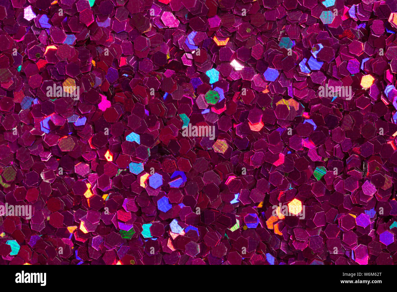 Gesättigte lila Hintergrund mit lebendigen Konfetti. Flieder glitter Textur auf Makro. Hochauflösendes Foto. Stockfoto