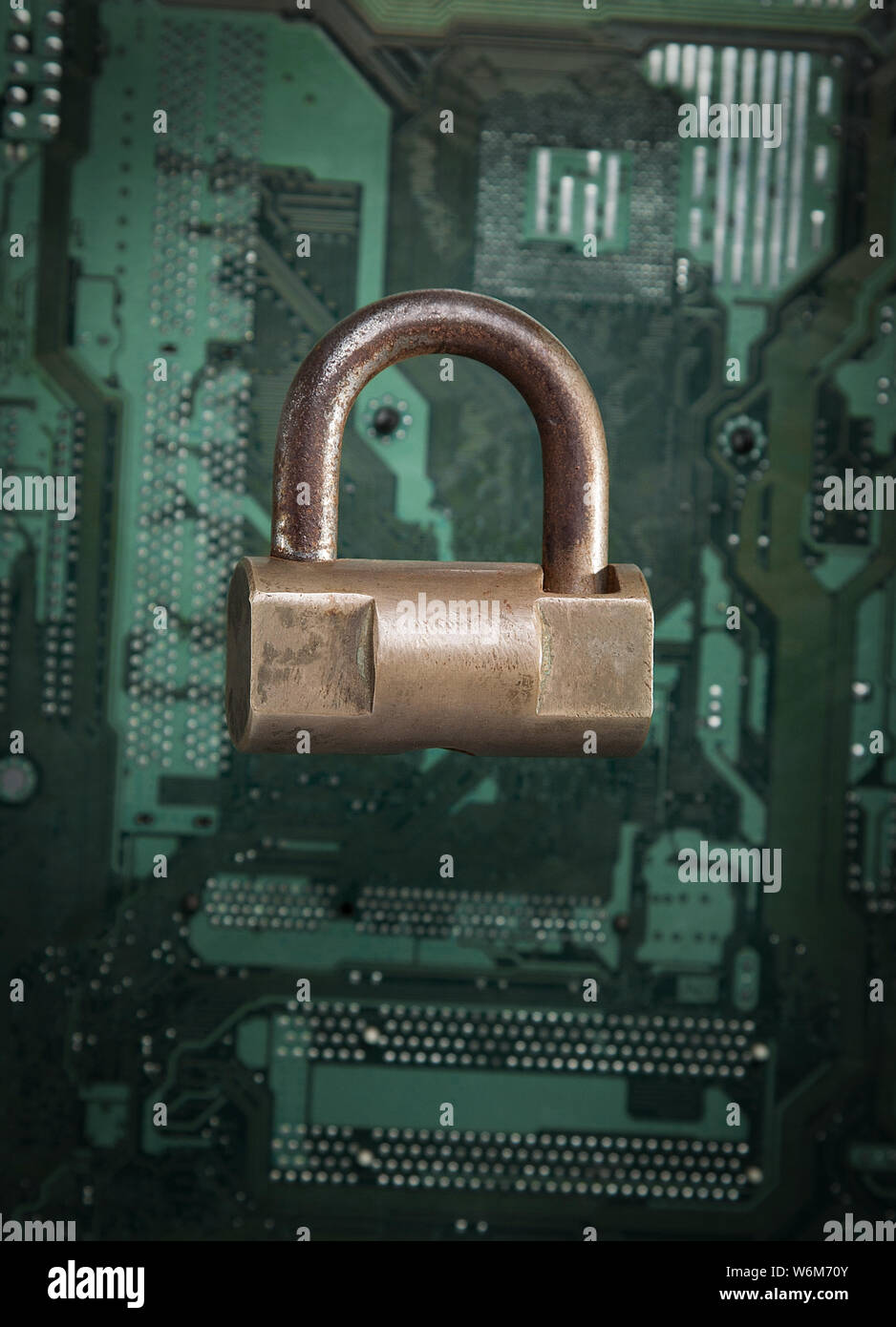 Lock Auf Dem Motherboard Internet Datenschutz Information Security Konzept Internetkriminalitat Konzept Stockfotografie Alamy