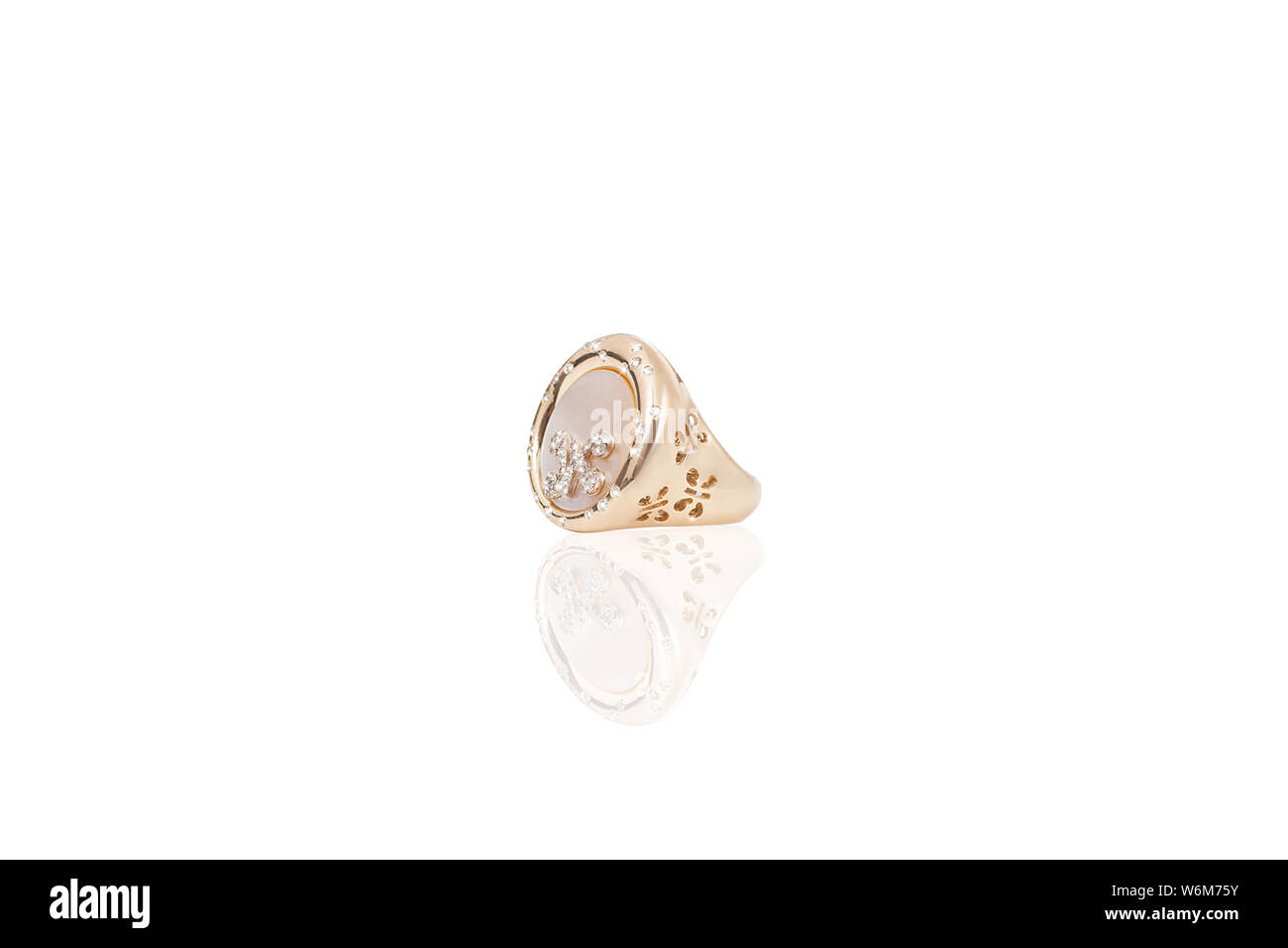 Gelb Gold kostbaren Ring mit Diamanten mit einem Schmetterling und Pearl auf isolierten weißen Hintergrund. Gutes Material für design schmuck. Stockfoto