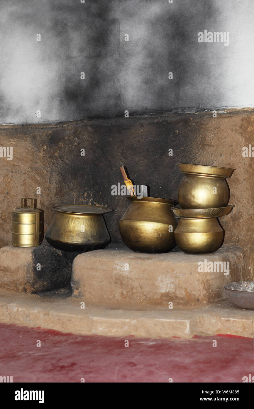 Kochtopf auf einem Chulha, Surajkund Crafts Mela, Surajkund, Faridabad, Haryana, Indien Stockfoto