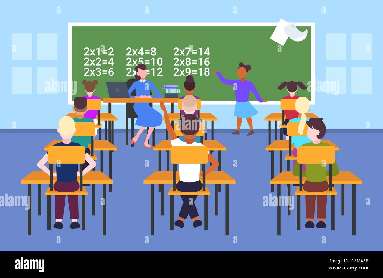 Lehrerin mit Schülerinnen und Schülern am Schreibtisch sitzen auf Schulmädchen lösen mathematische Problem am schwarzen Brett der Schule Lektion Ausbildung Konzept moderne Schule Stock Vektor