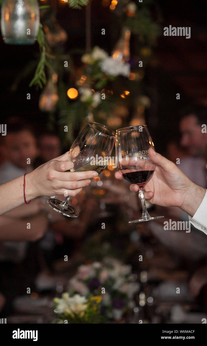 Freunde klirren Weingläser in Cheers Stockfoto