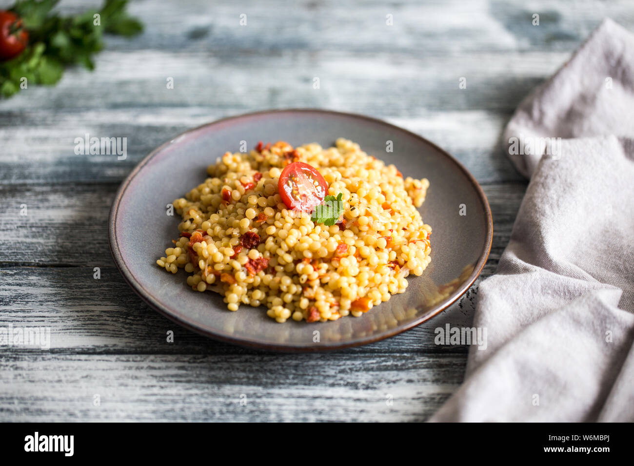 Ptitim oder Birdy, israelische Teigwaren Couscous mit Tomaten und Kräuter/ Stockfoto