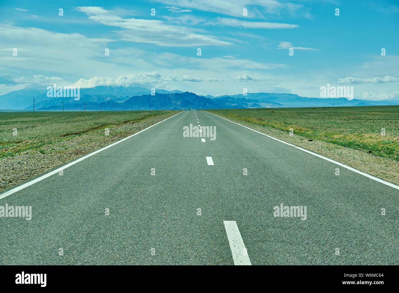 Straße in der Wüste Gobi. Huysiyn govi, Mongolei Stockfoto