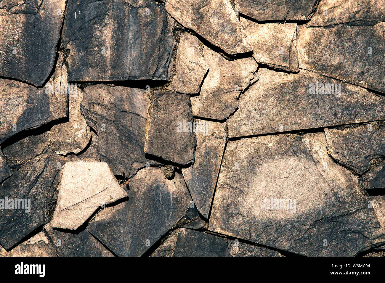 Texturierte Wand von Embedded grauem Schiefer Stein bedeckt Stockfoto