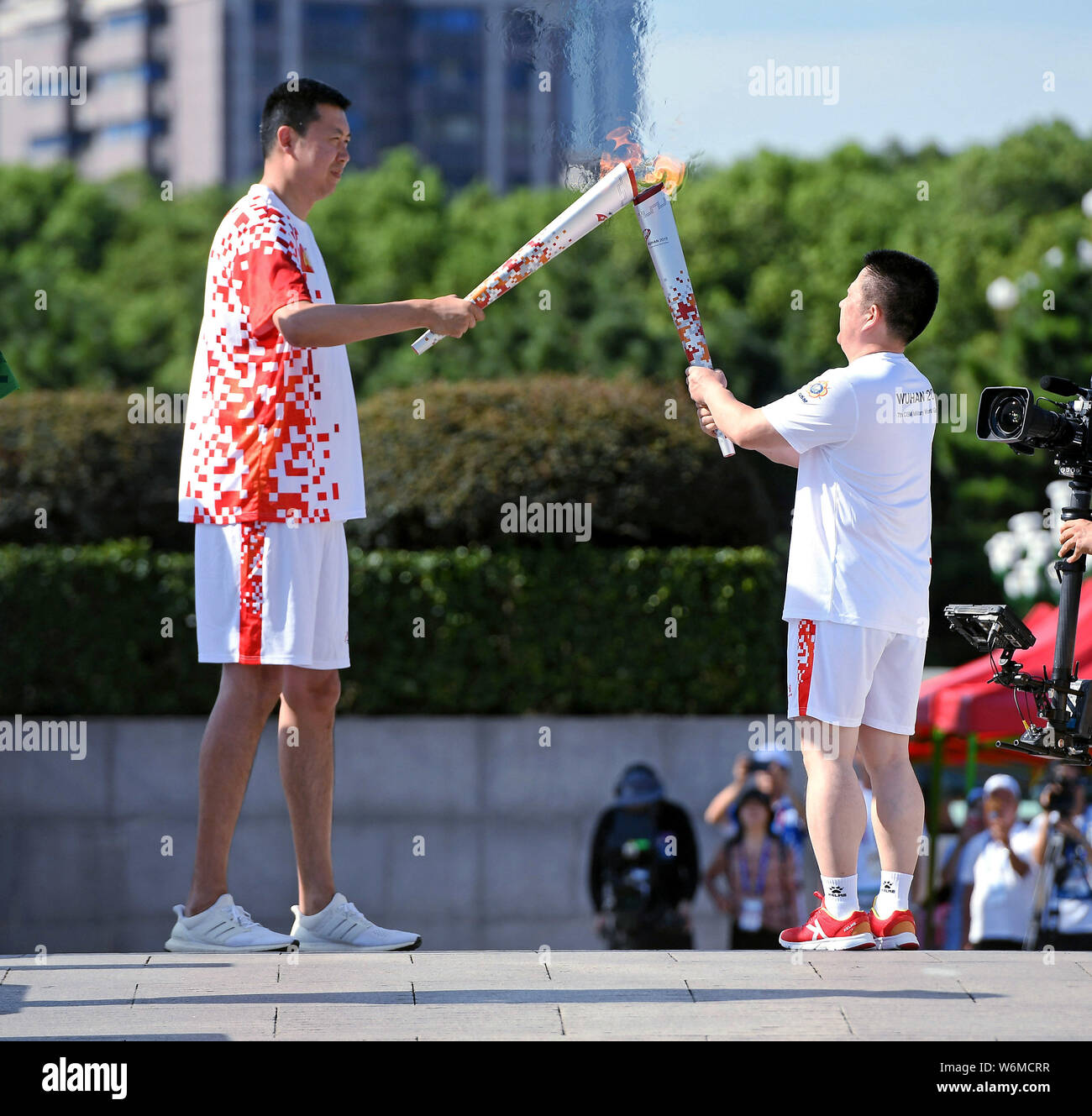 (190802) - Peking, August 2, 2019 (Xinhua) - TORCHBEARER Wang Zhizhi (L) leuchtet die Fackel mit Xiao Dong während einer rituellen Zeremonie für die Beleuchtung der Flamme für das 7. Militärische Welt Spiele und Fackellauf in Nanchang, der ostchinesischen Provinz Jiangxi, Aug 1, 2019. (Xinhua / Wan Xiang) Stockfoto