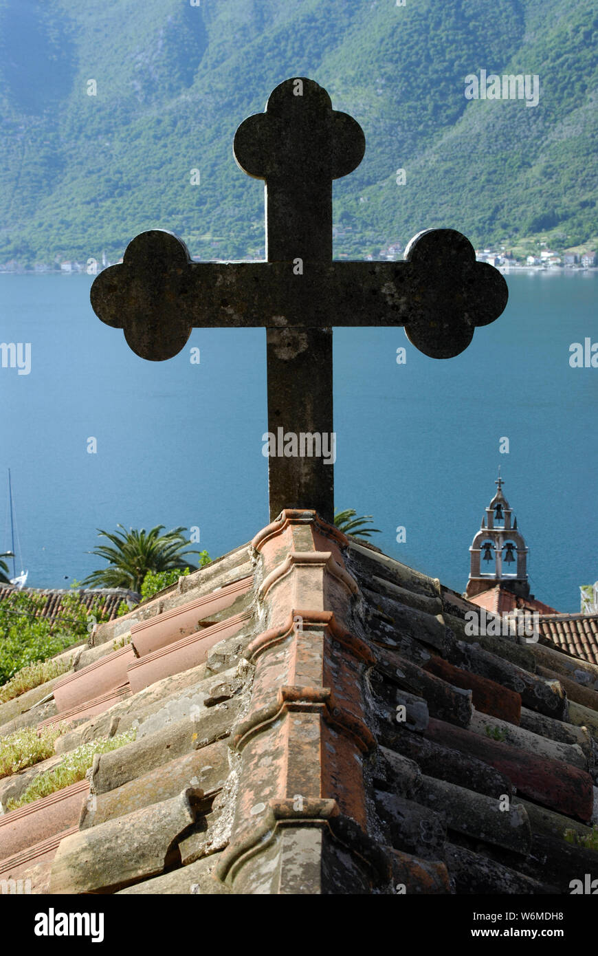 Stein Kreuz auf Ziegeldach gegen Meer Küste. Montenegro Stockfoto