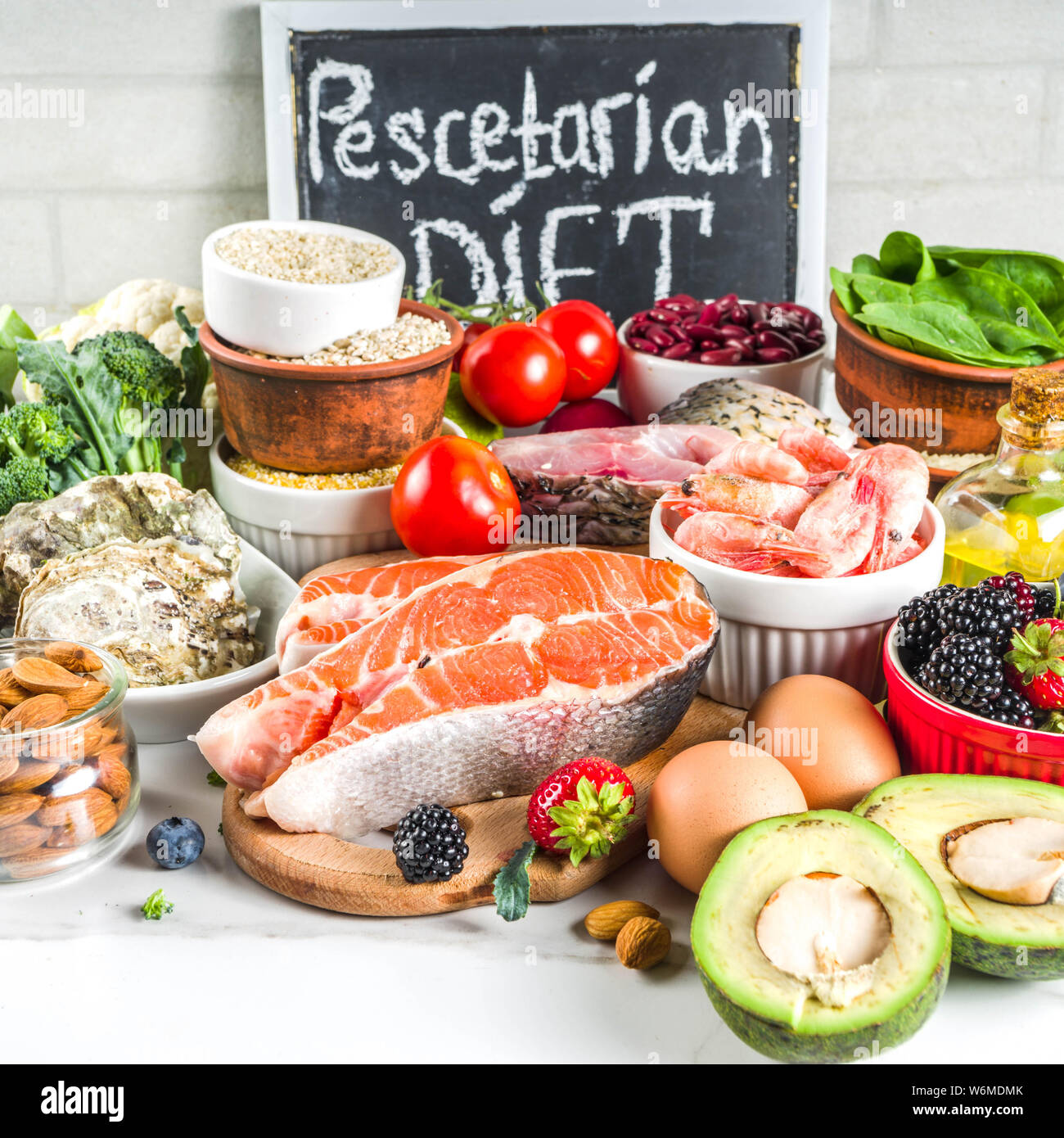 Pescetarian Diätplan Zutaten, gesunde und ausgewogene Lebensmittel essen, frisches Obst, Beeren, Fisch und Schalentiere Venusmuscheln, weißem Marmor Background Copy space Stockfoto