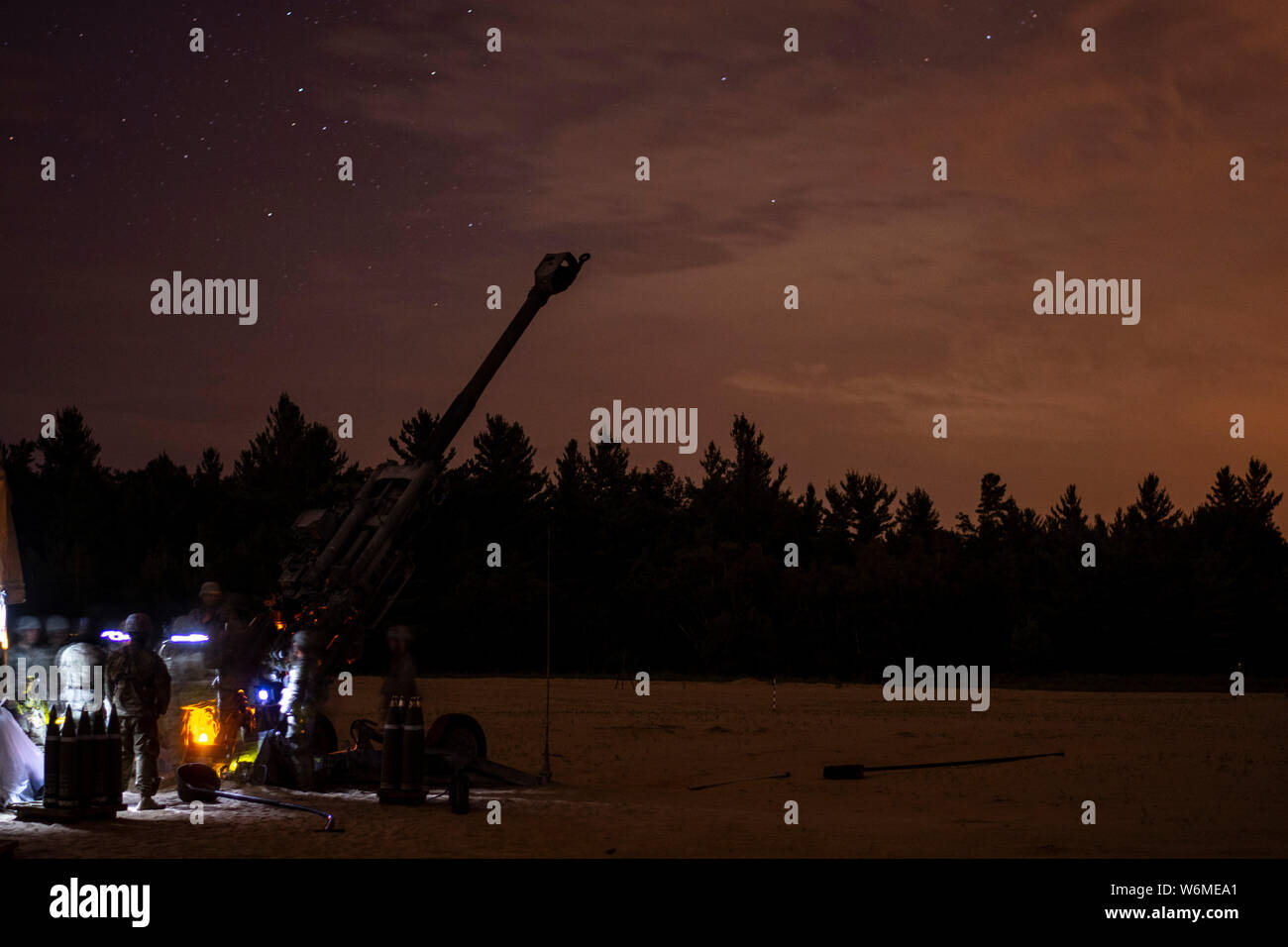 Soldaten, die den ersten Bataillon zugeordnet, 258Th Field Artillery der New York Army National Guard verhalten Nacht Fire Training mit der M-777 A2 howtizer am Fort Drum, New York während ihrer jährlichen Schulung am 30. Juli 2019. (U.S. Army National Guard Foto von Sgt. Matthäus Gunther) Stockfoto