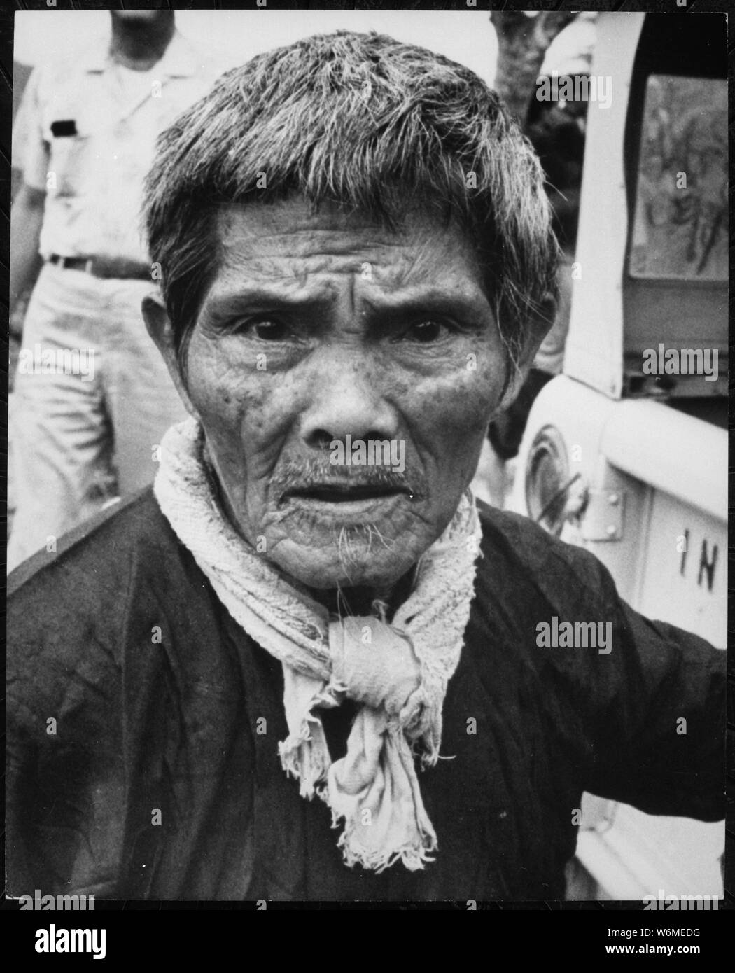Die Belastung zeigt deutlich auf dem Gesicht dieser vietnamesischen Bauern, einer von 4500, die vor kurzem ihre Häuser verlassen zu Vietcong Belästigung entfliehen. Die Flüchtlinge links Weiler, die Familie Häuser für Generationen gewesen war., Ca. 1966; Allgemeine Hinweise: Verwenden Sie Krieg und Konflikt Nummer 408 bei der Bestellung eine Reproduktion oder Anforderung von Informationen zu diesem Bild. Stockfoto