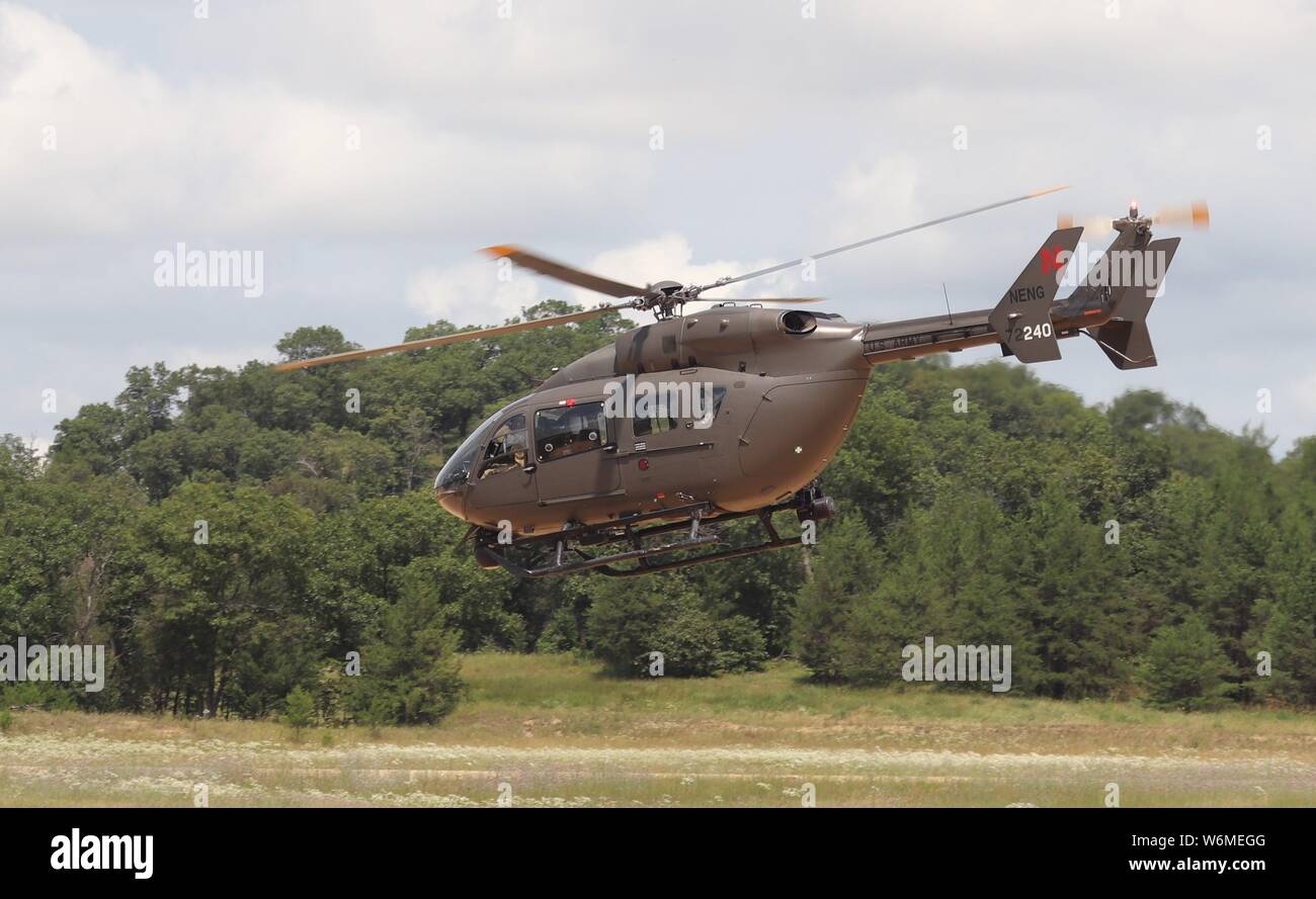 UH-72A Lakota Hubschrauber und Crew mit Alpha Company, 1.BATAILLON, 376 Aviation Regiment (Sicherheit und Support) des Nebraska National Guard am Lincoln Luftbrücke eine simulierte Opfer Juli 16, 2019, die sich an junge Air Assault Strip in South Post am Fort McCoy, Wis., als Teil der Patriot Nord 2019 Übung. Die National Guard Bureau Übung ist für die zivile Notfallplanung und die Ersthelfer mit militärischen Stellen auf dieselbe Weise sie bei Katastrophen zu arbeiten. Patriot Norden vorgesehenen Soldaten und Piloten mit einer Chance, ihre Fähigkeiten zu einem natürlichen Endbenutzer-arbeitsplätze zu verbessern Stockfoto