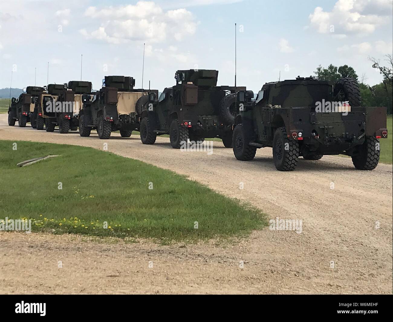 Gemeinsame leichter taktischer Fahrzeuge (JLTVs) stehen bereit für die 489Th Transportation Company, 143 Sustainment Command Expeditionary (Tcsc) aus Jacksonville, Florida und die 810 . Quartermaster Firma, 643Rd Region Support Group, aus Maineville, Ohio für eine Live Fire Qualifikation an der Fahrzeugbesatzung serviert Waffen Palette an Ft. McCoy, Wisconsin 25. Juli 2019. Die Ausbildung und die Qualifikation der Besatzungen werden von Cold Steel Task Force Mobile Training Team (MTT), 86th Abteilung Weiterbildung, Ft durchgeführt. Knox, Kentucky, die Letalität der Armee Finden und Army National Guard un erhöhen Stockfoto