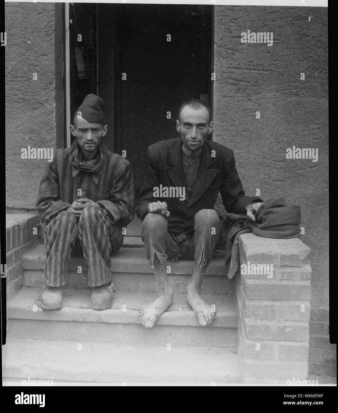 Diese beiden anstarrte, ausgemergelten Männer sind befreiten Insassen des Lagers Nordhausen, einer Gestapo in Konzentrationslager. Das Camp war von 3000 bis 4000 Insassen. Alle wurden misshandelt, geschlagen und verhungert. Deutschland.; Allgemeine Hinweise: Verwenden Sie Krieg und Konflikt Nummer 1104 bei der Bestellung eine Reproduktion oder Anforderung von Informationen zu diesem Bild. Stockfoto