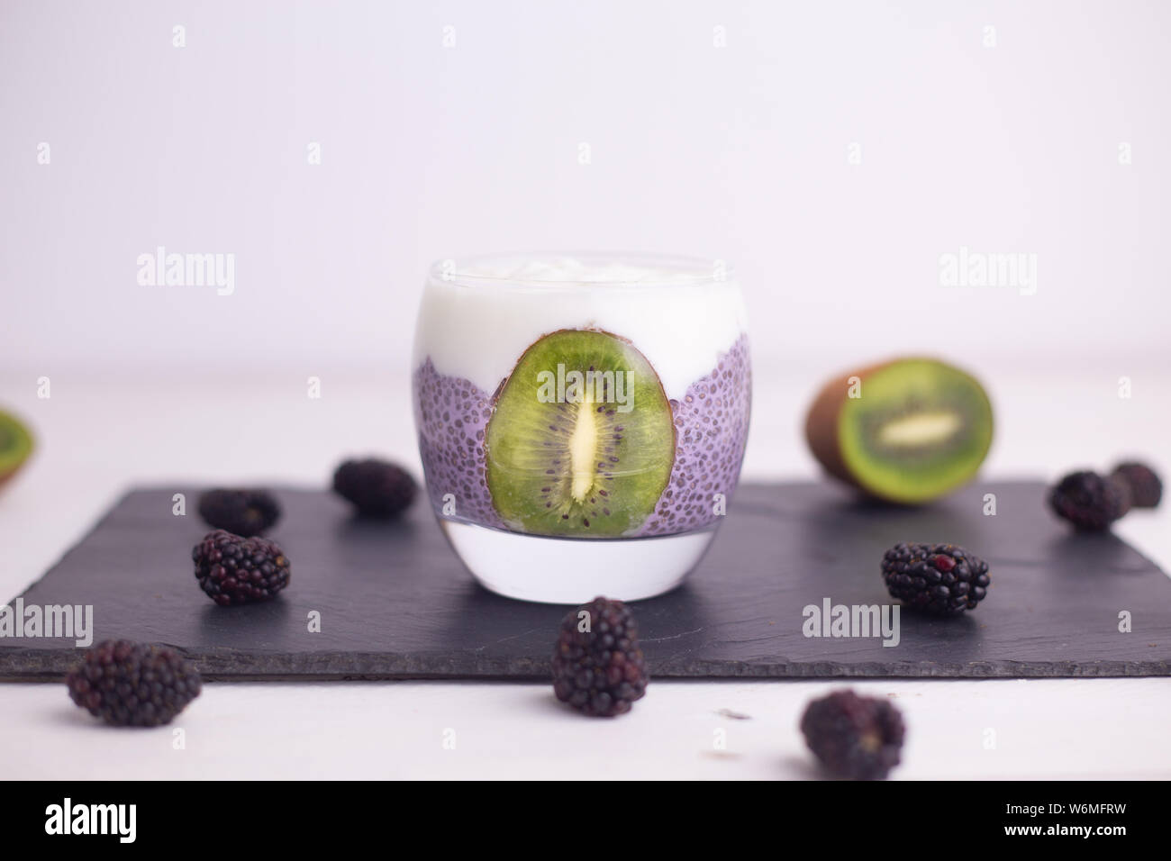 Schwarz chia Pudding mit Blackberry und Kiwi Stockfoto