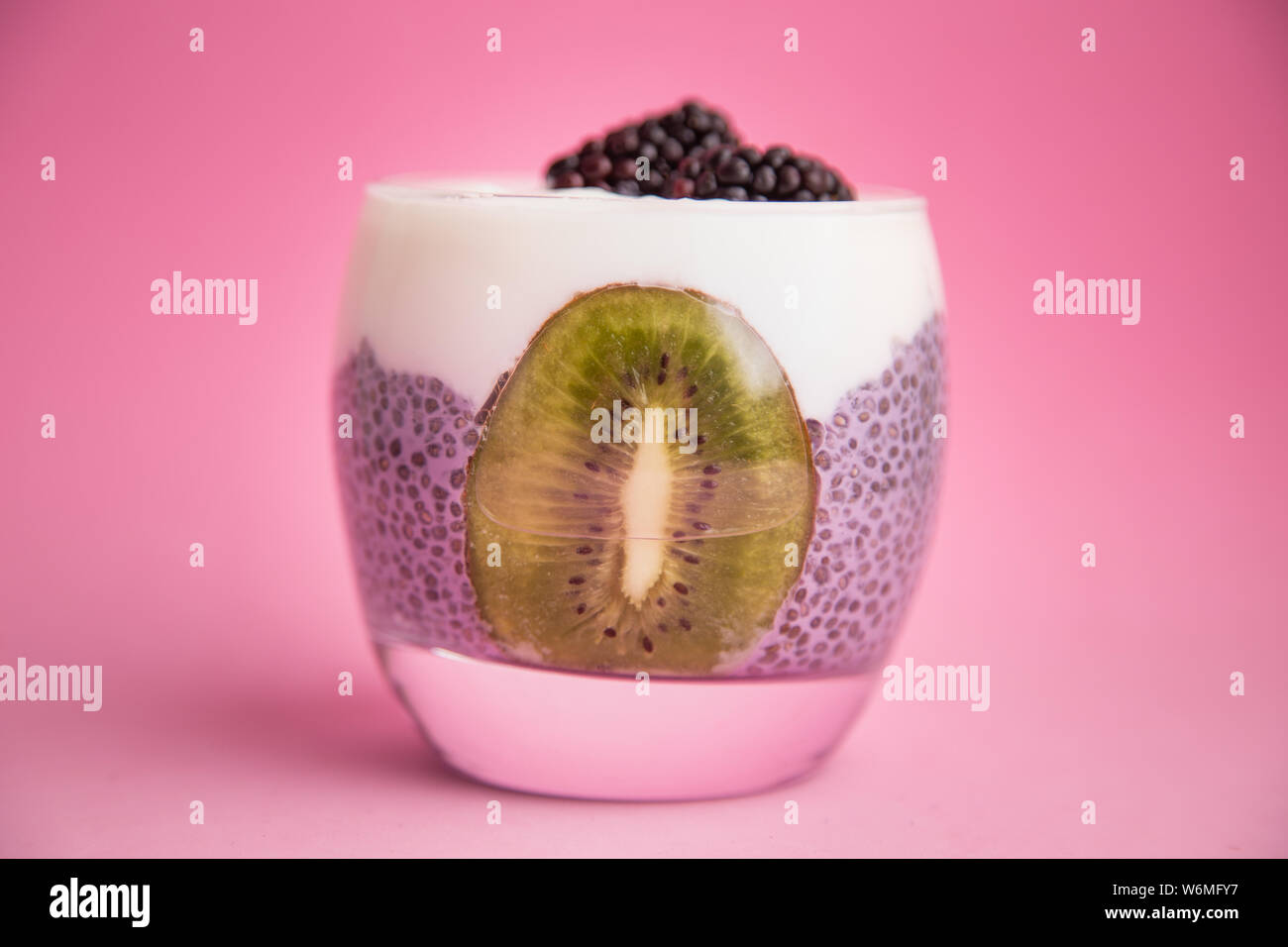 Schwarz chia Pudding mit Blackberry und Kiwi Stockfoto