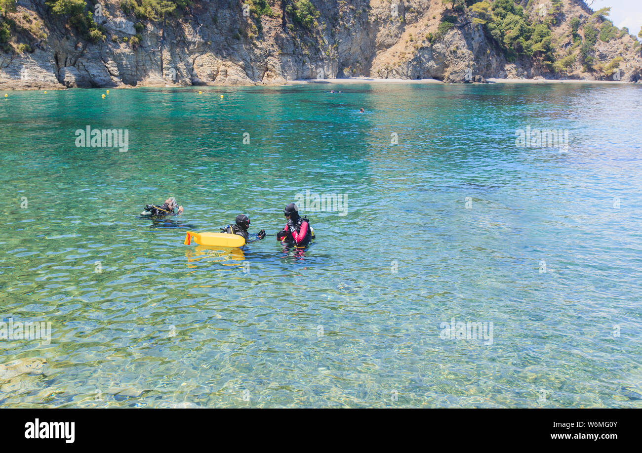 Gruppe der Taucher bereit für das Tauchen im schönen Griechenland das türkisfarbene Meer. Sommerurlaub Aktivität. Stockfoto