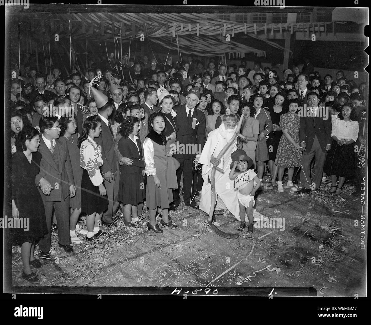 Topaz, Utah. Umsiedler feiern Silvester. Japanische Amerikaner an Zentralen Utah Umzug Cent. . .; Umfang und Inhalt: Der vollständige Titel für dieses Foto liest: Topaz, Utah. Umsiedler feiern Silvester. Japanische Amerikaner an Zentralen Utah Relocation Center feiert Wiedereröffnung der Westküste mit Silvesterparty ein großes neues Jahr. Joseph Aoki porträtiert Vater Zeit und sein Sohn Tommy, Baby neues Jahr. Stockfoto