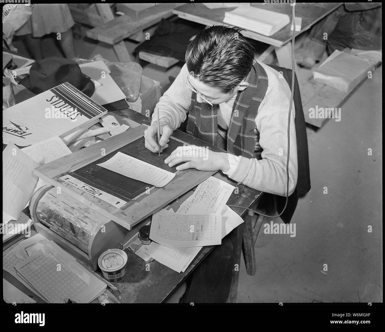 Topaz, Utah. Masomi Yano, ehemaliger Zeitung Arbeiter auf einem japanischen Sprache Zeitung in San Francisco. . .; Umfang und Inhalt: Der vollständige Titel für dieses Foto liest: Topaz, Utah. Masomi Yano, ehemaliger Zeitung Arbeiter auf einem japanischen Sprache Zeitung in San Francisco, Kalifornien, USA, ist jetzt der transcriber Editor auf dem Topas Zeiten. Stockfoto