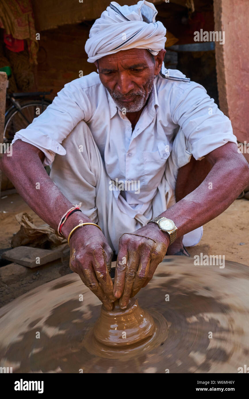 Indien, Rajasthan, Abhaneri, Potter, eine Tasse Tee Stockfoto