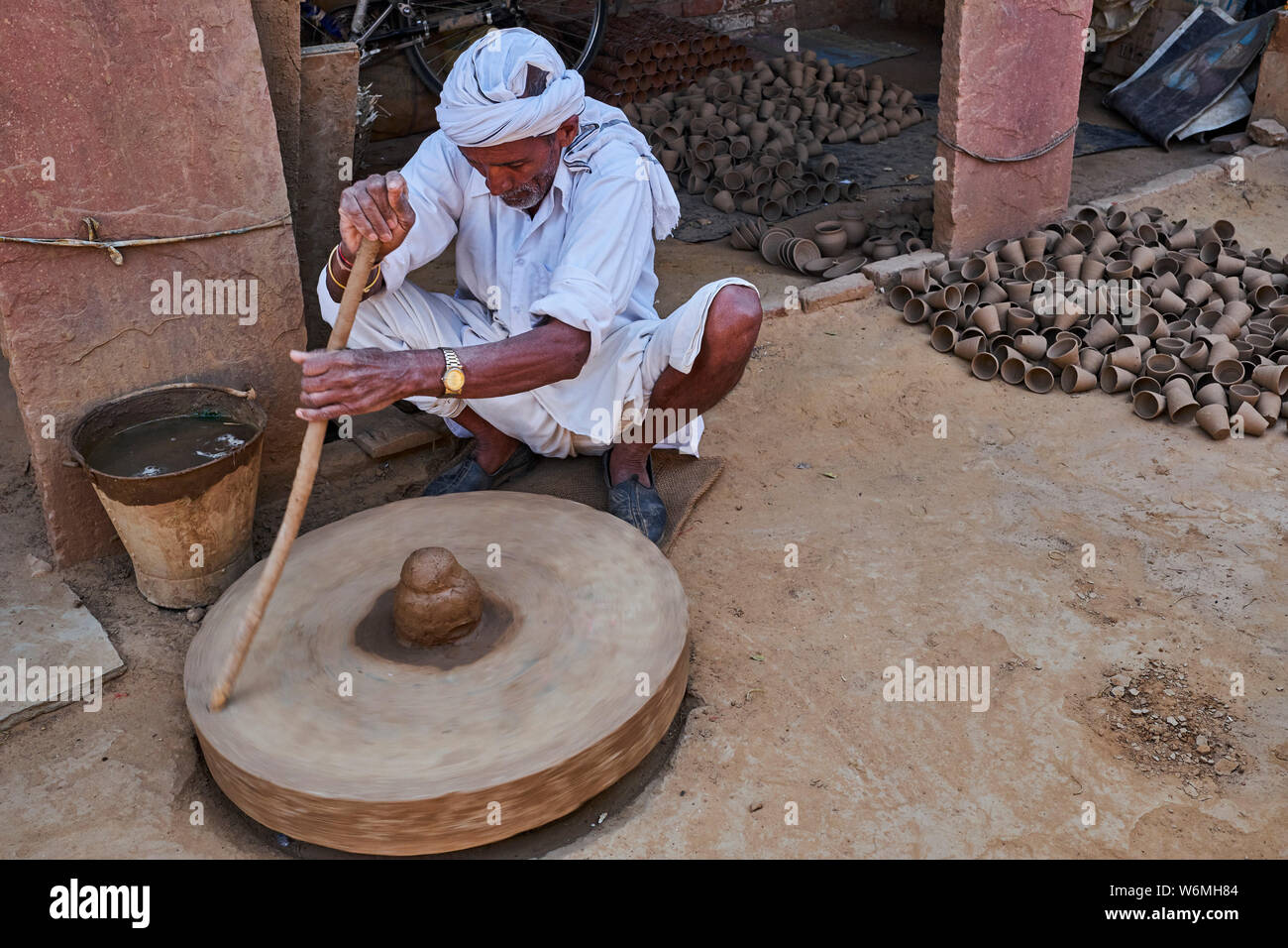 Indien, Rajasthan, Abhaneri, Potter, eine Tasse Tee Stockfoto