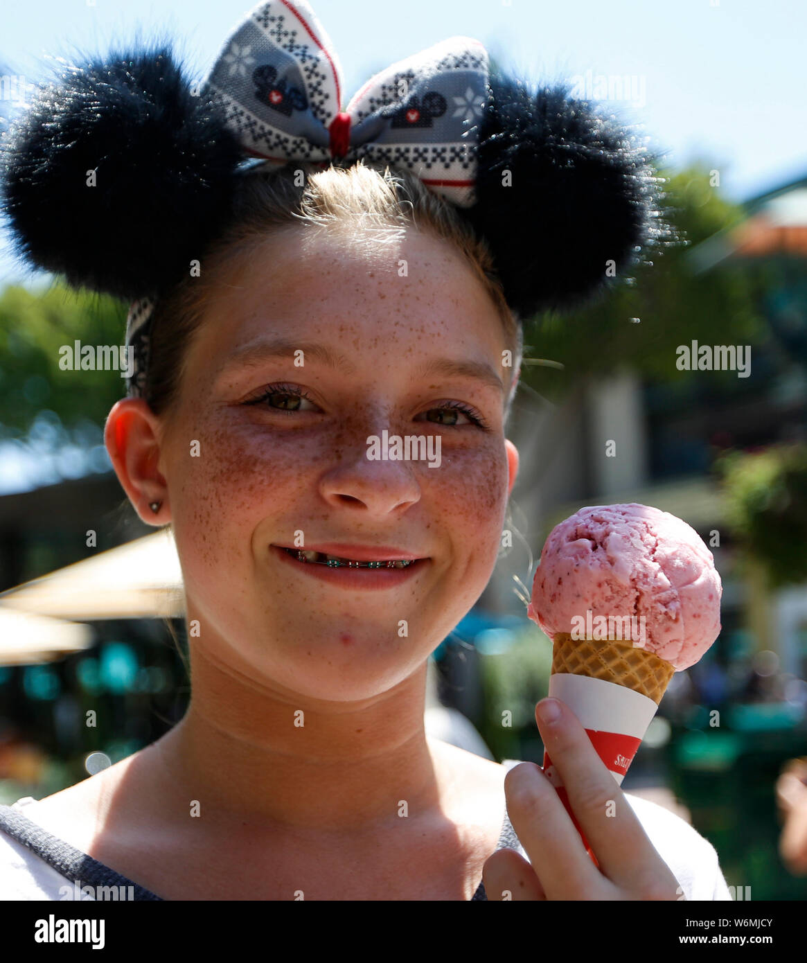 Anaheim, USA. 1 Aug, 2019. Ein Mädchen zeigt ihr Eis im Disneyland in Anaheim, USA, August 1, 2019. Credit: Li Ying/Xinhua/Alamy leben Nachrichten Stockfoto